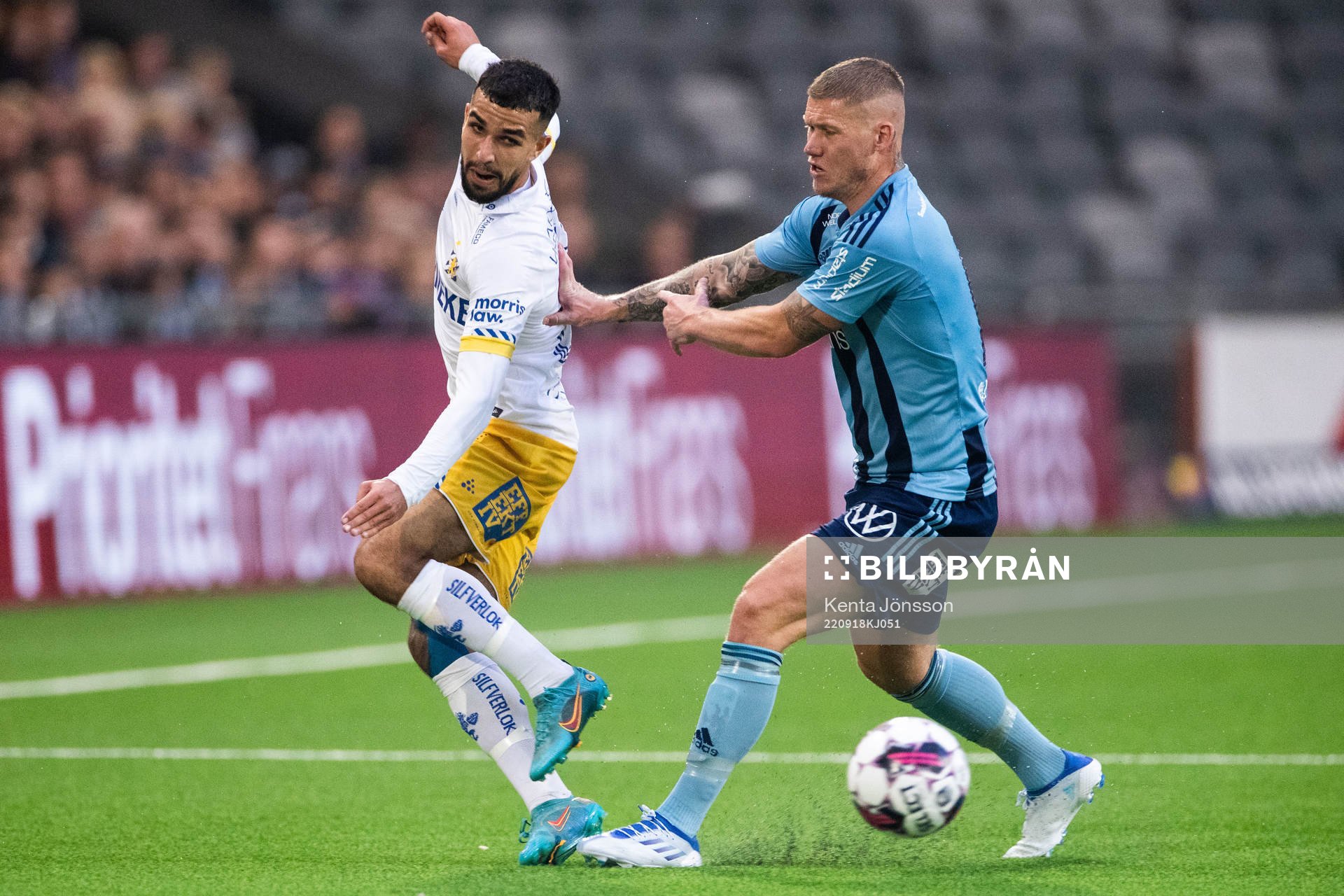 IFK Göteborgs Alai Hussain Ghasem och Djurgårdens Victor Edvardsen under fotbollsmatchen i Allsvenskan mellan Djurgården och IFK Göteborg den 18 september 2022 i Stockholm. 