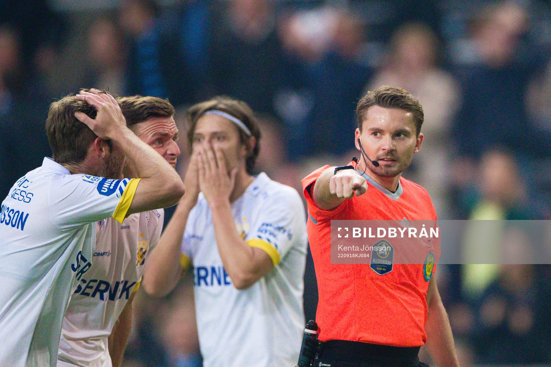 IFK Göteborgs spelare protesterar framför domare Joakim Östling efter en tilldömd straff under fotbollsmatchen i Allsvenskan mellan Djurgården och IFK Göteborg den 18 september 2022 i Stockholm.