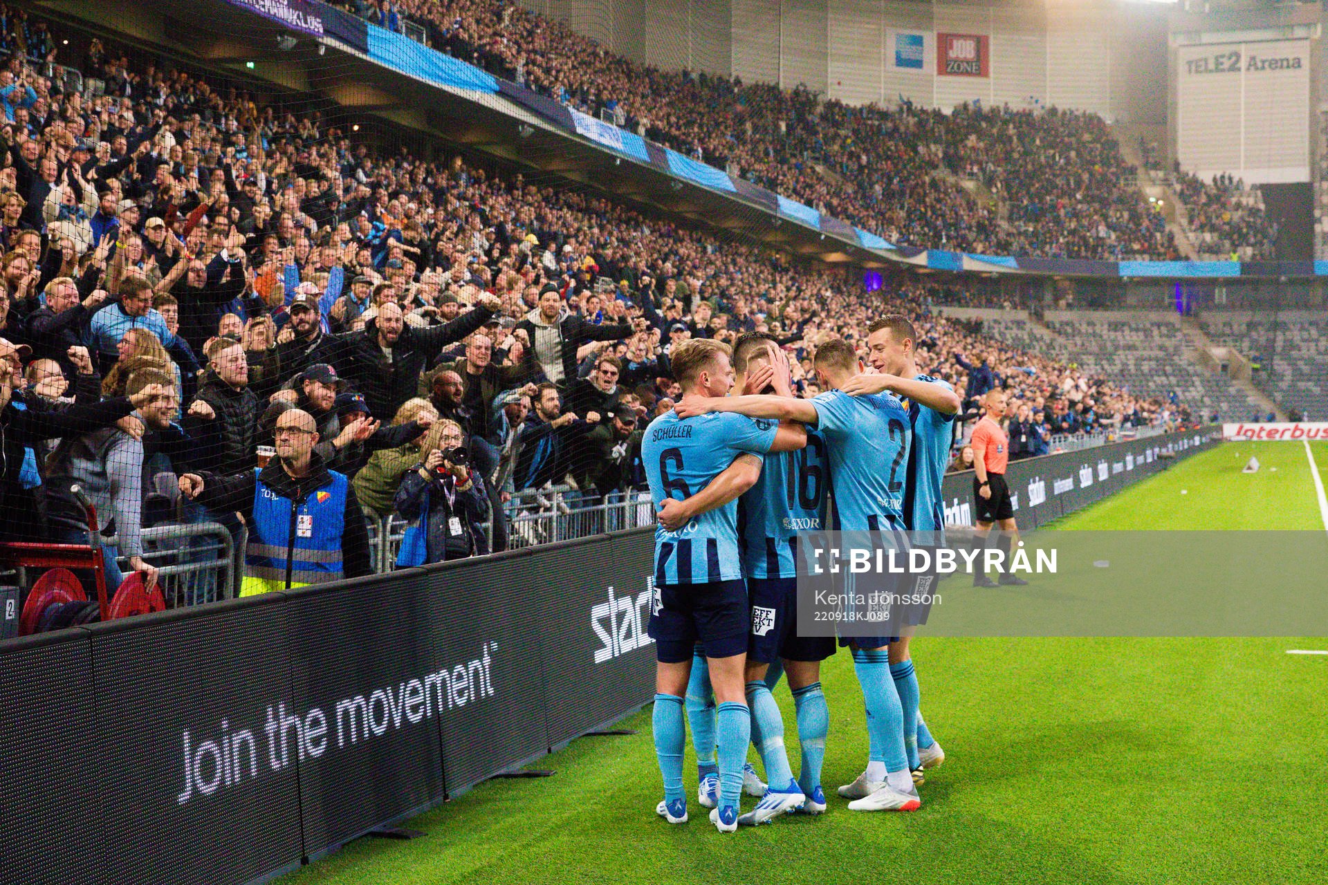 Djurgårdens Victor Edvardsen jublar med lagkamrater