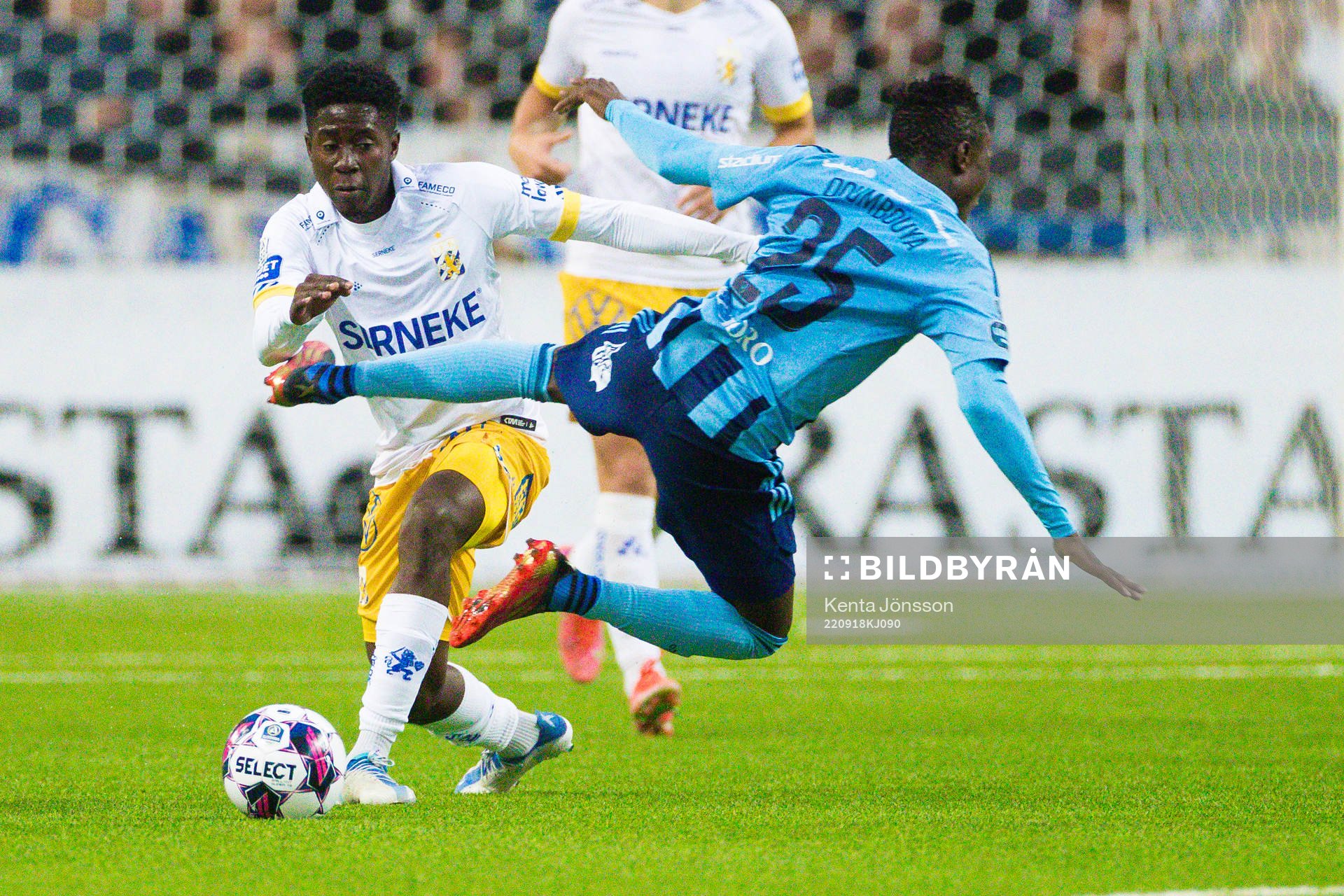 IFK Göteborgs Abundance Salaou och Djurgårdens Amadou Doumbouya under fotbollsmatchen i Allsvenskan mellan Djurgården och IFK Göteborg den 18 september 2022 i Stockholm.