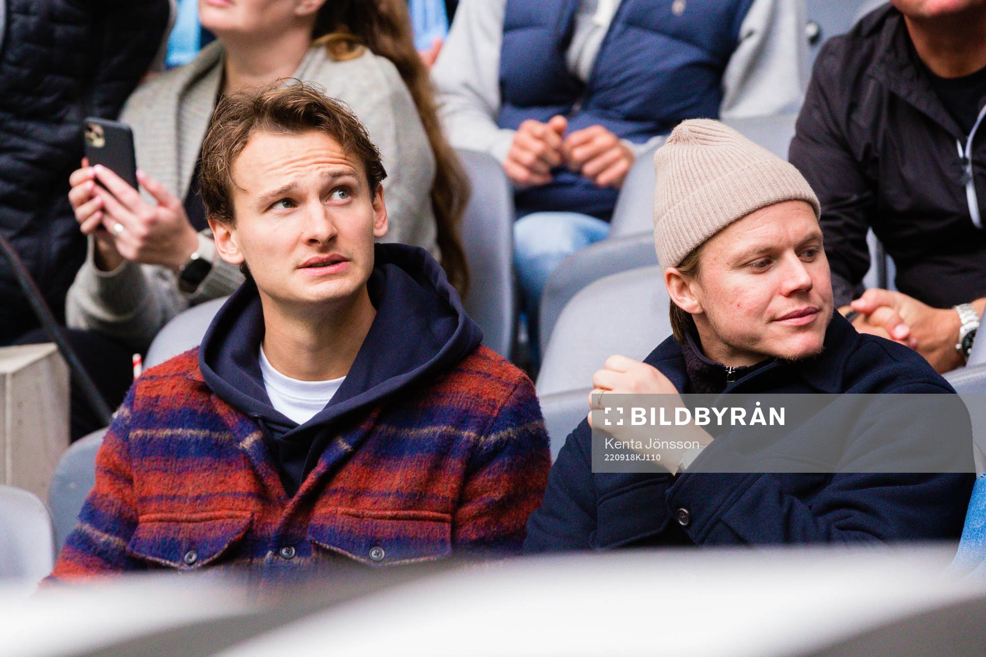 Djurgårdens Hjalmar Ekdal och Elliot Käck på läktaren