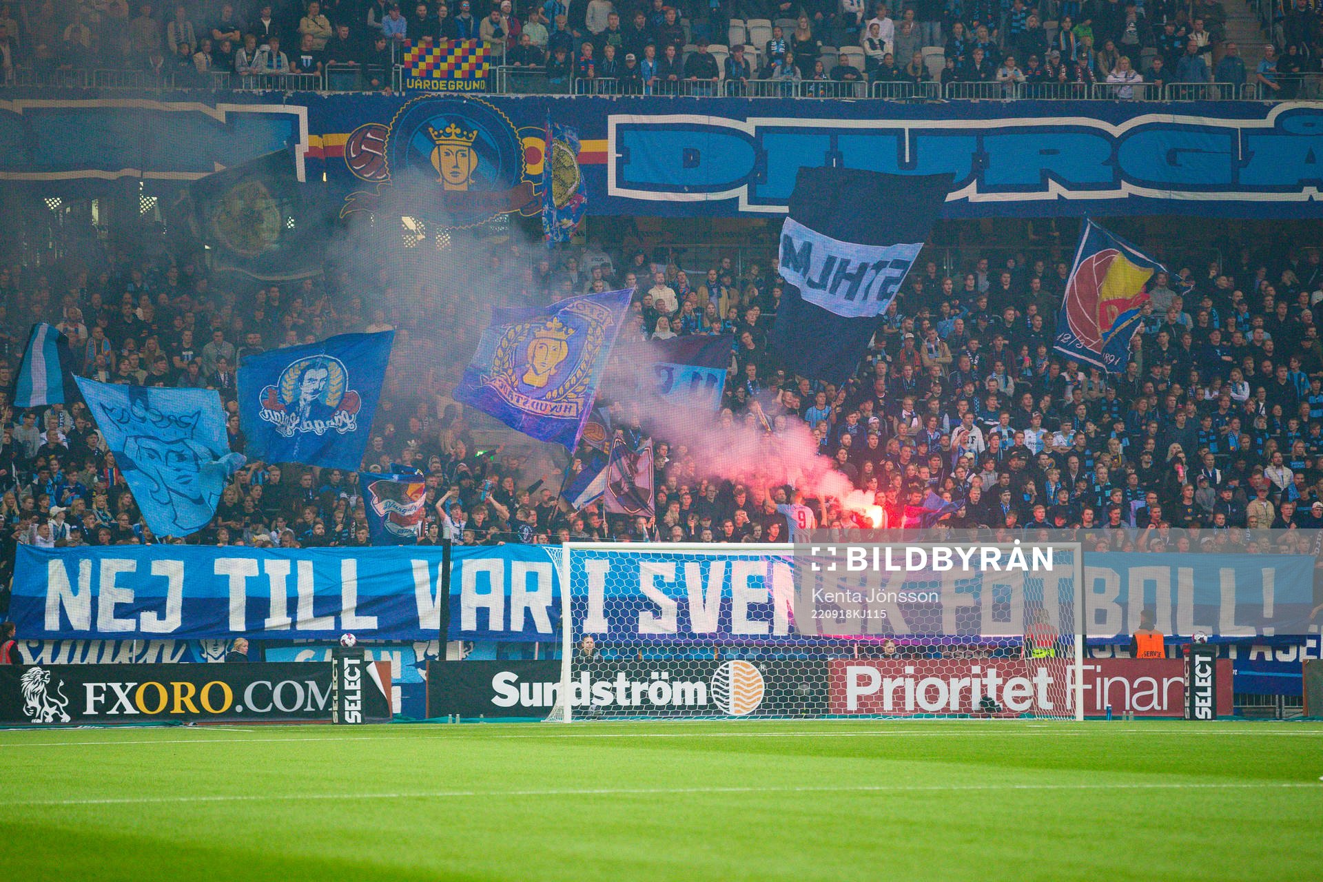 Djurgårdens supportrar med en banderoll