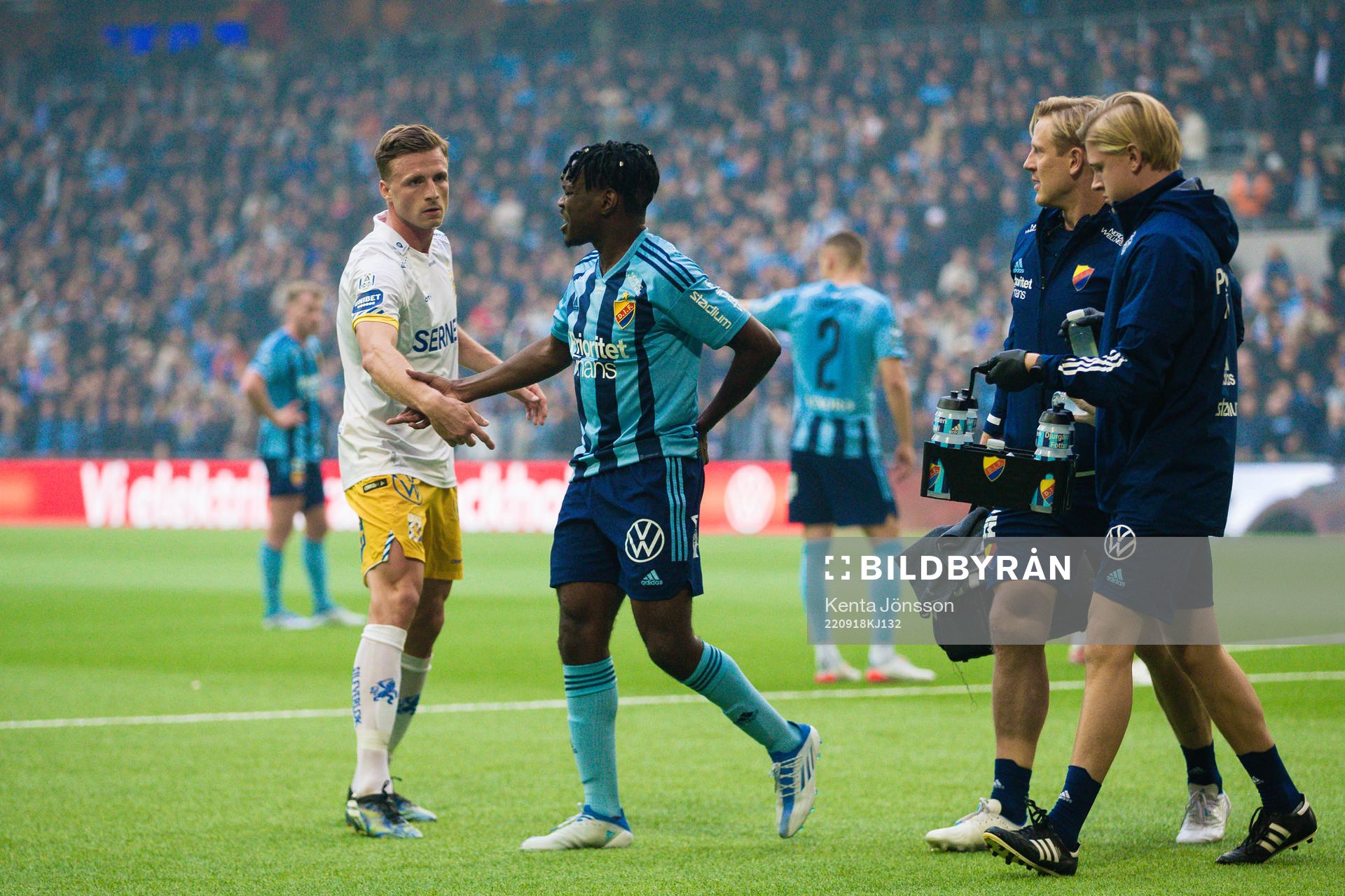 IFK Göteborgs Carl Johansson och Djurgårdens Joel Asoro under fotbollsmatchen i Allsvenskan mellan Djurgården och IFK Göteborg den 18 september 2022 i Stockholm.