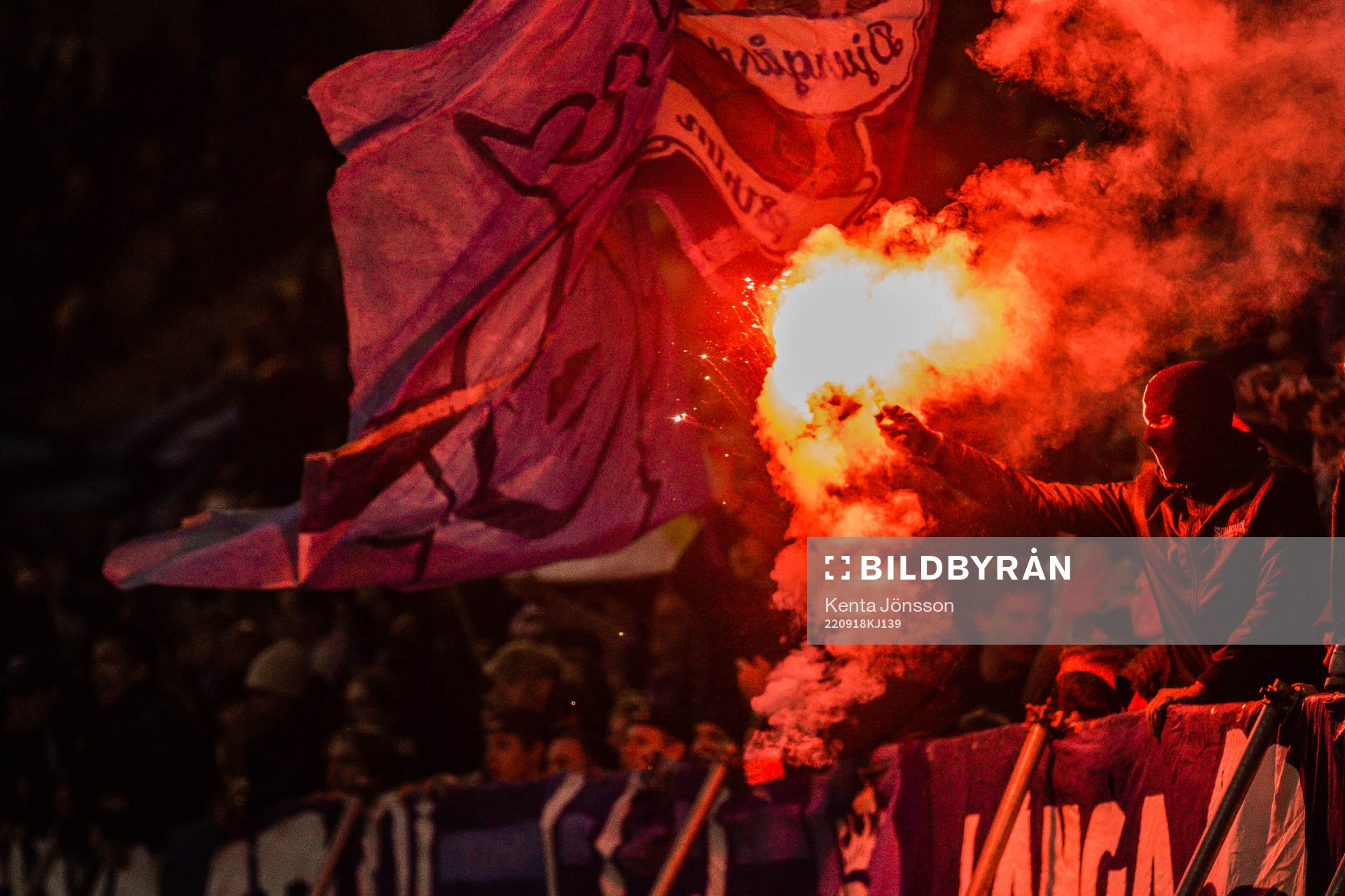 Djurgårdens supportrar med pyroteknik