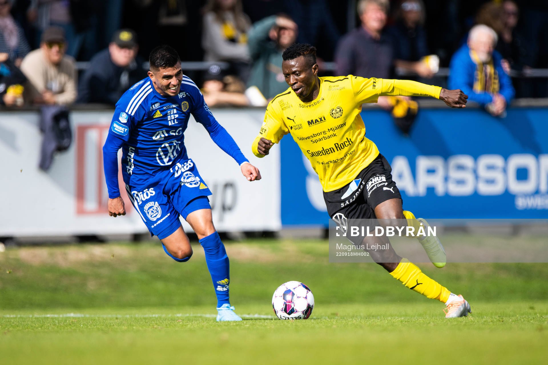 Mjällbys Silas Nwankwo och GIF Sundsvalls Joe Corona