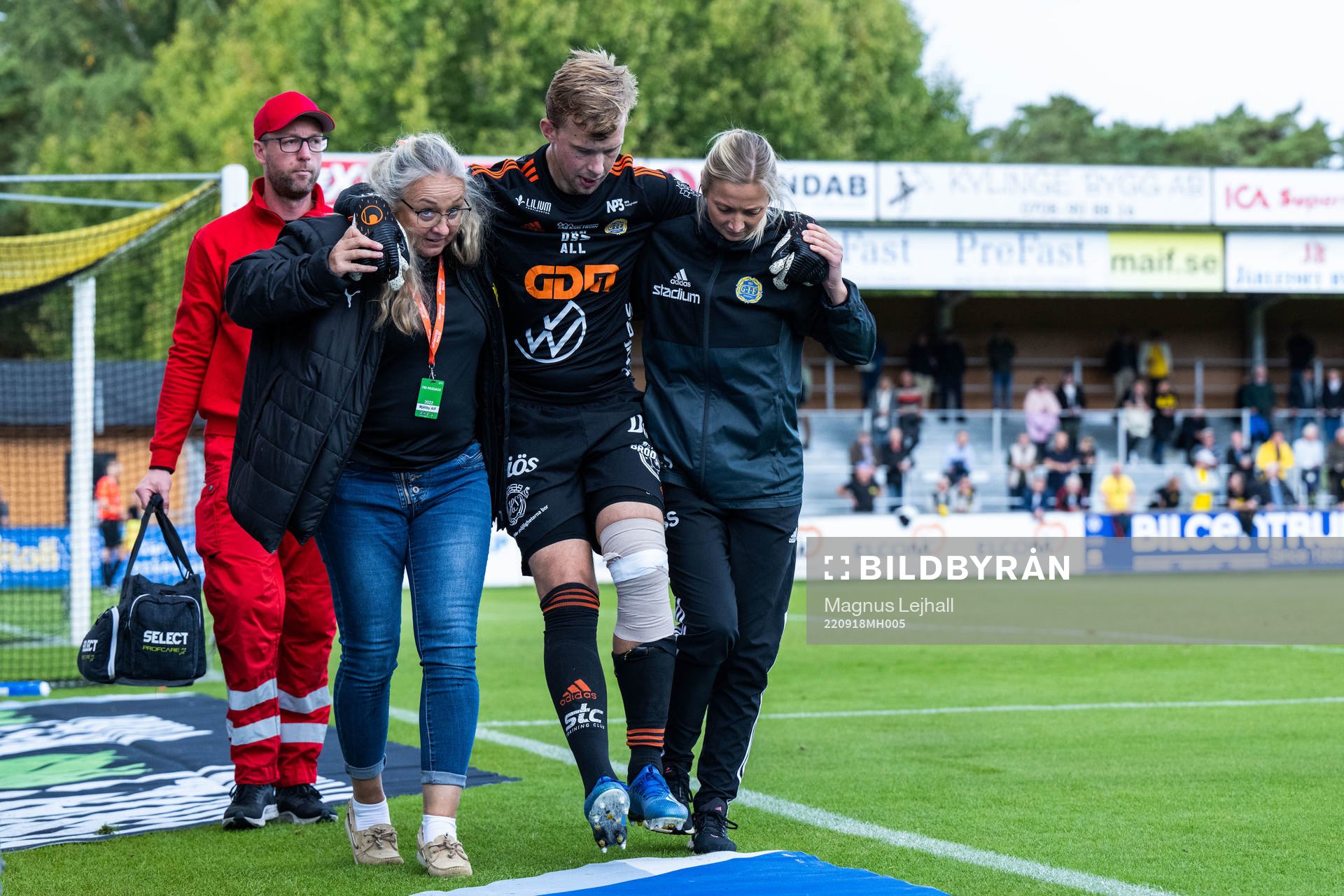 GIF Sundsvalls målvakt Andreas Andersson utgår skadad
