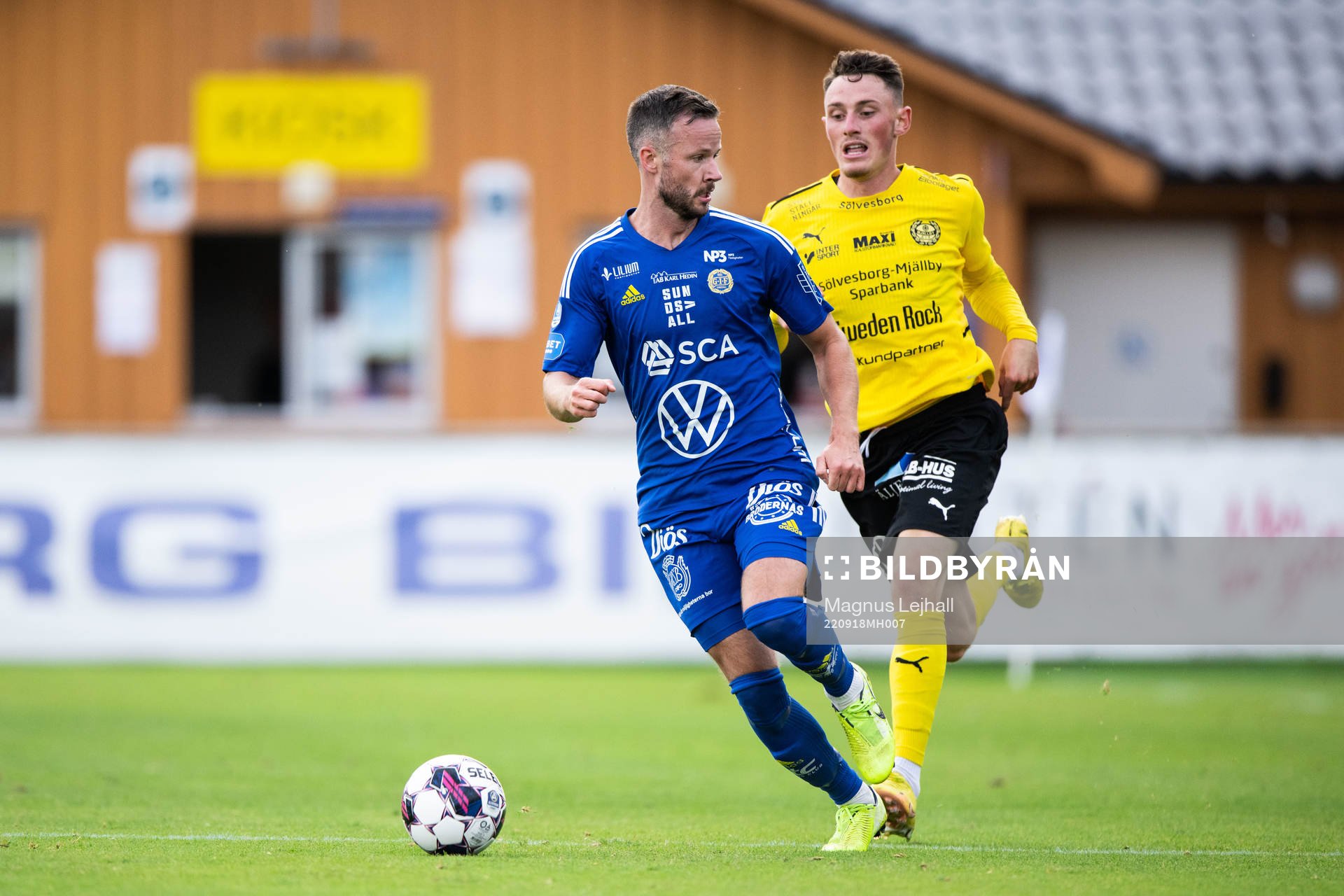 GIF Sundsvalls Robert Lundström och Mjällbys Noah Persson under fotbollsmatchen i Allsvenskan mellan Mjällby och GIF Sundsvall den 18 september 2022 i Hällevik. 