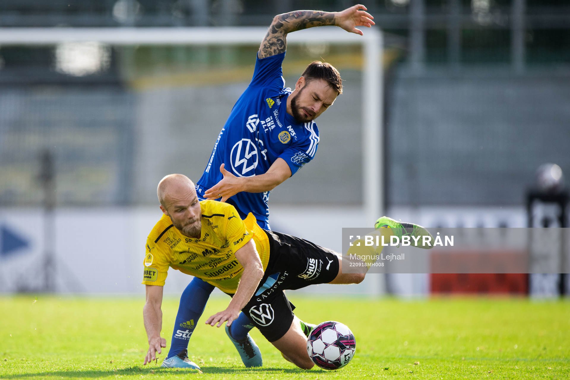 Mjällbys Viktor Gustafson och GIF Sundsvalls Pontus Silfwer