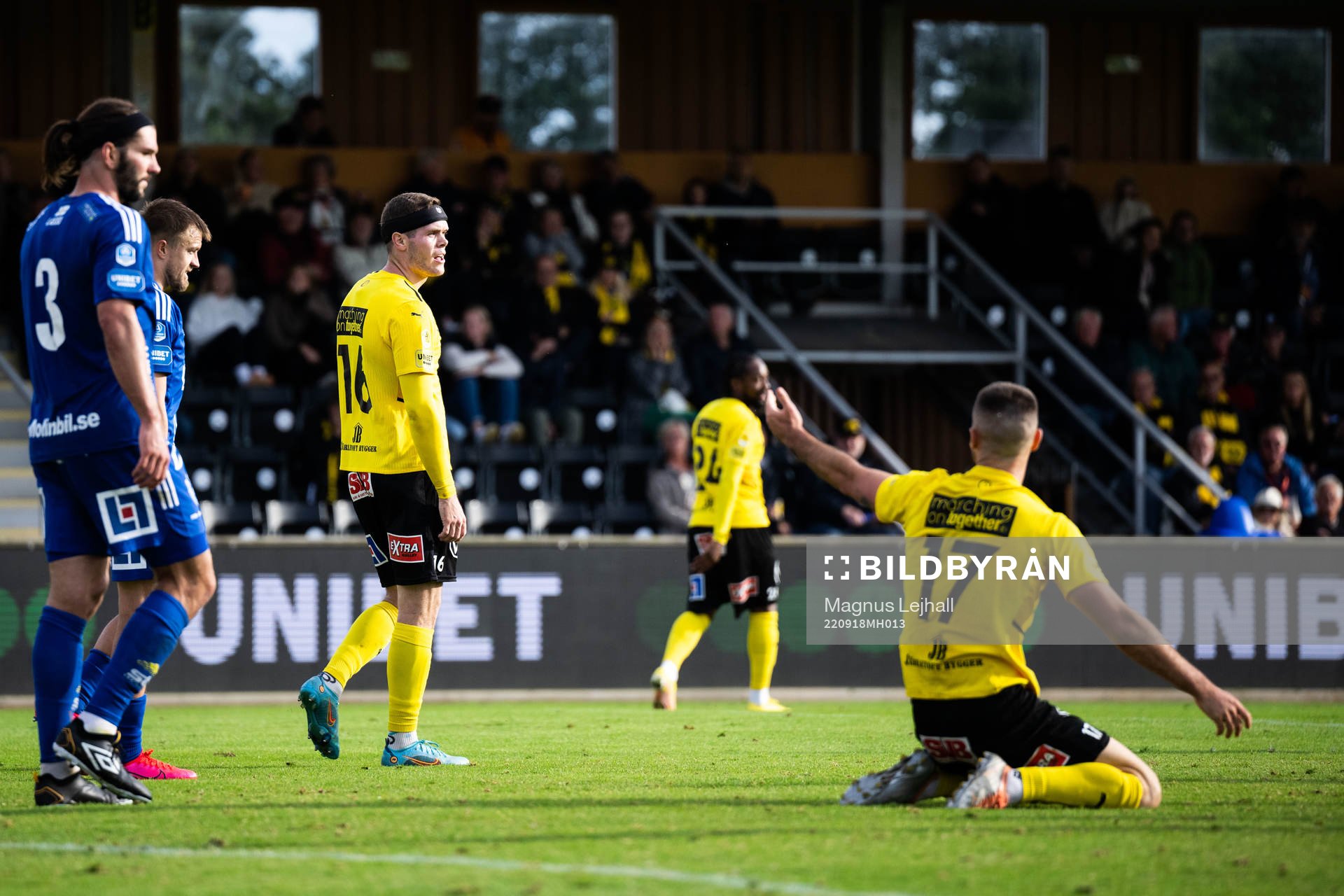 Mjällbys Jacob Bergström och Carlos Moros Gracia deppar