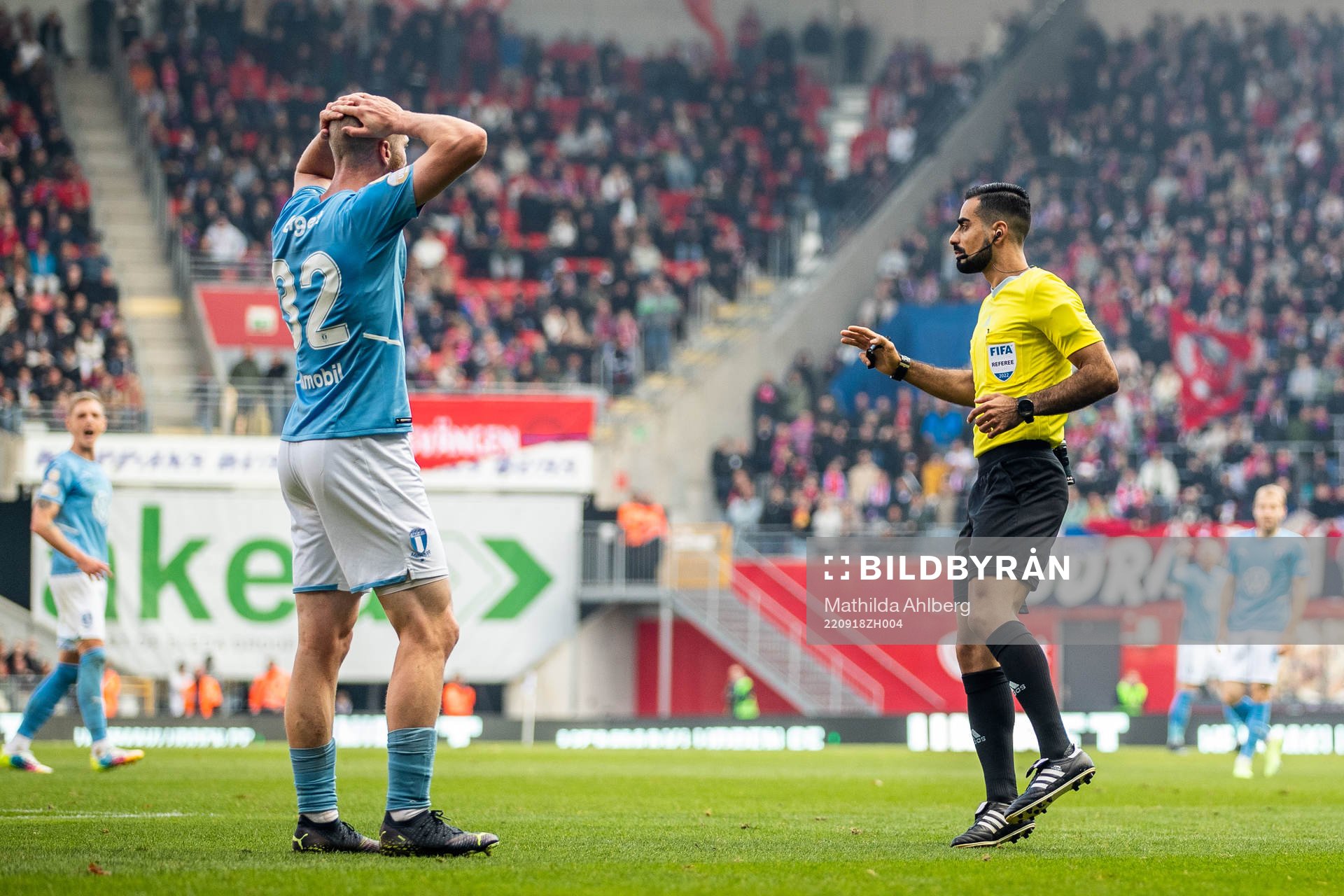 Malmö FFs Jo Inge Berget och domare Mohammed Al-Hakim