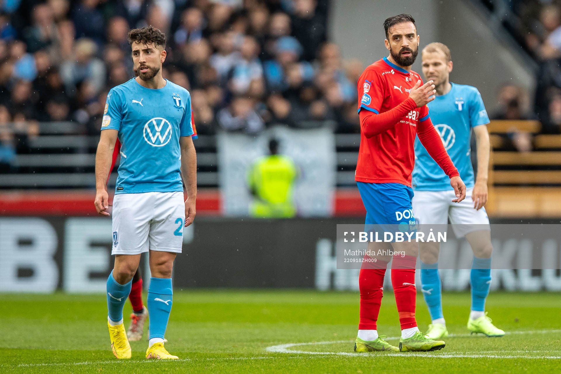 Malmö FFs Moustafa Zeidan och Helsingborgs Abdul Rahman Khalili under fotbollsmatchen i Allsvenskan mellan Helsingborg och Malmö FF den 18 september 2022 i Helsingborg.