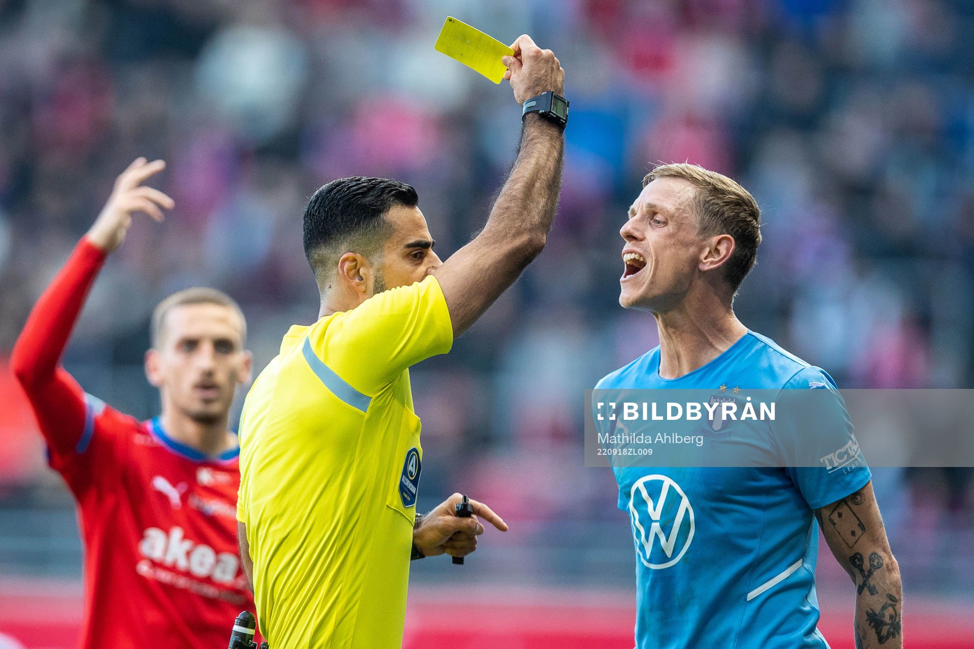 Domare Mohammed Al-Hakim varnar Malmö FFs Søren Rieks