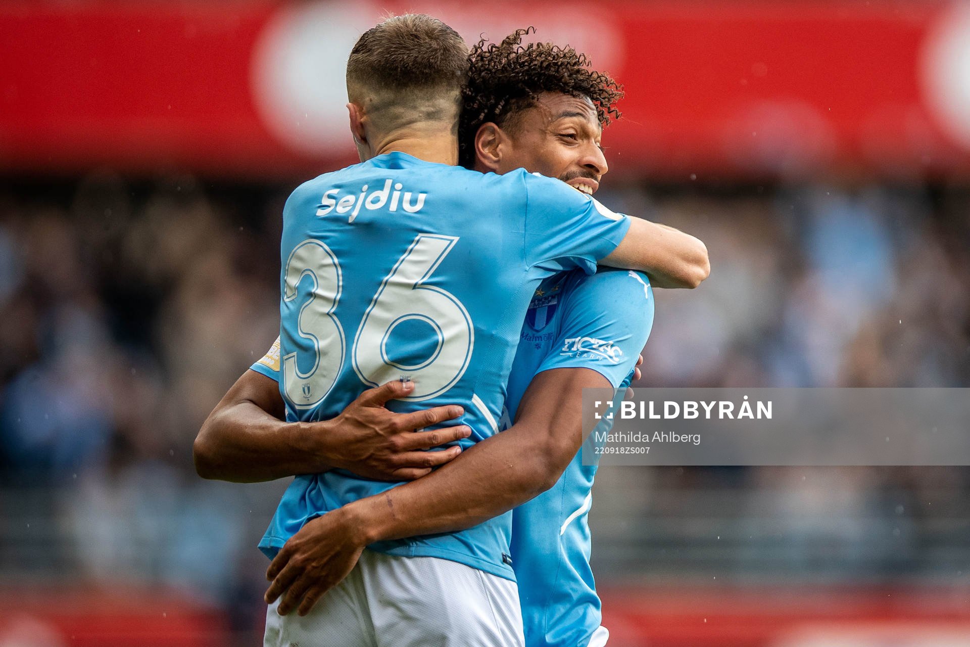 Malmö FFs Patriot Sejdiu och Joseph Ceesay jublar efter 0-1 under fotbollsmatchen i Allsvenskan mellan Helsingborg och Malmö FF den 18 september 2022 i Helsingborg.