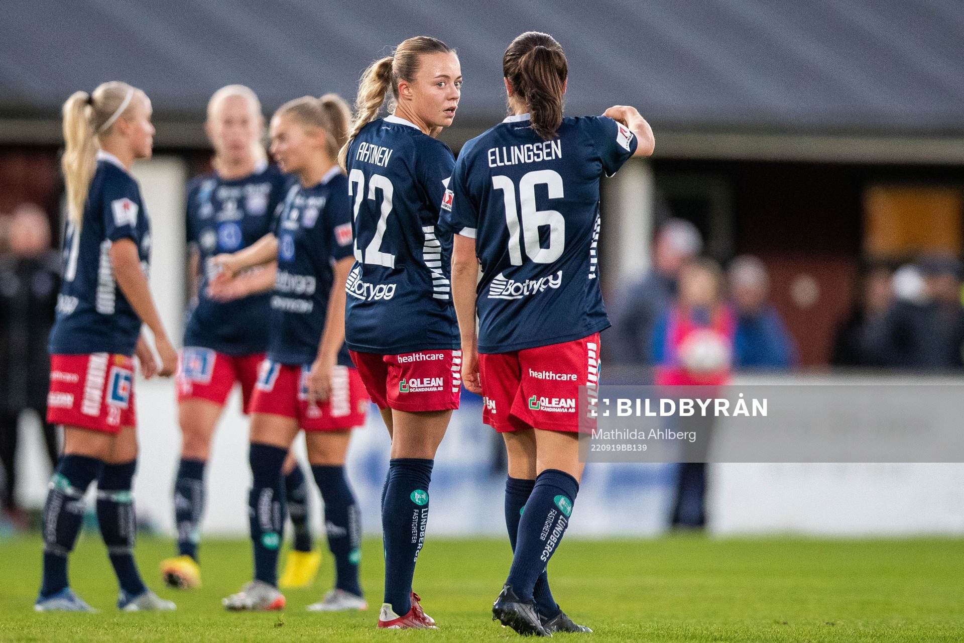 Linköpings Olga Ahtinen och Heidi Ellingsen deppar