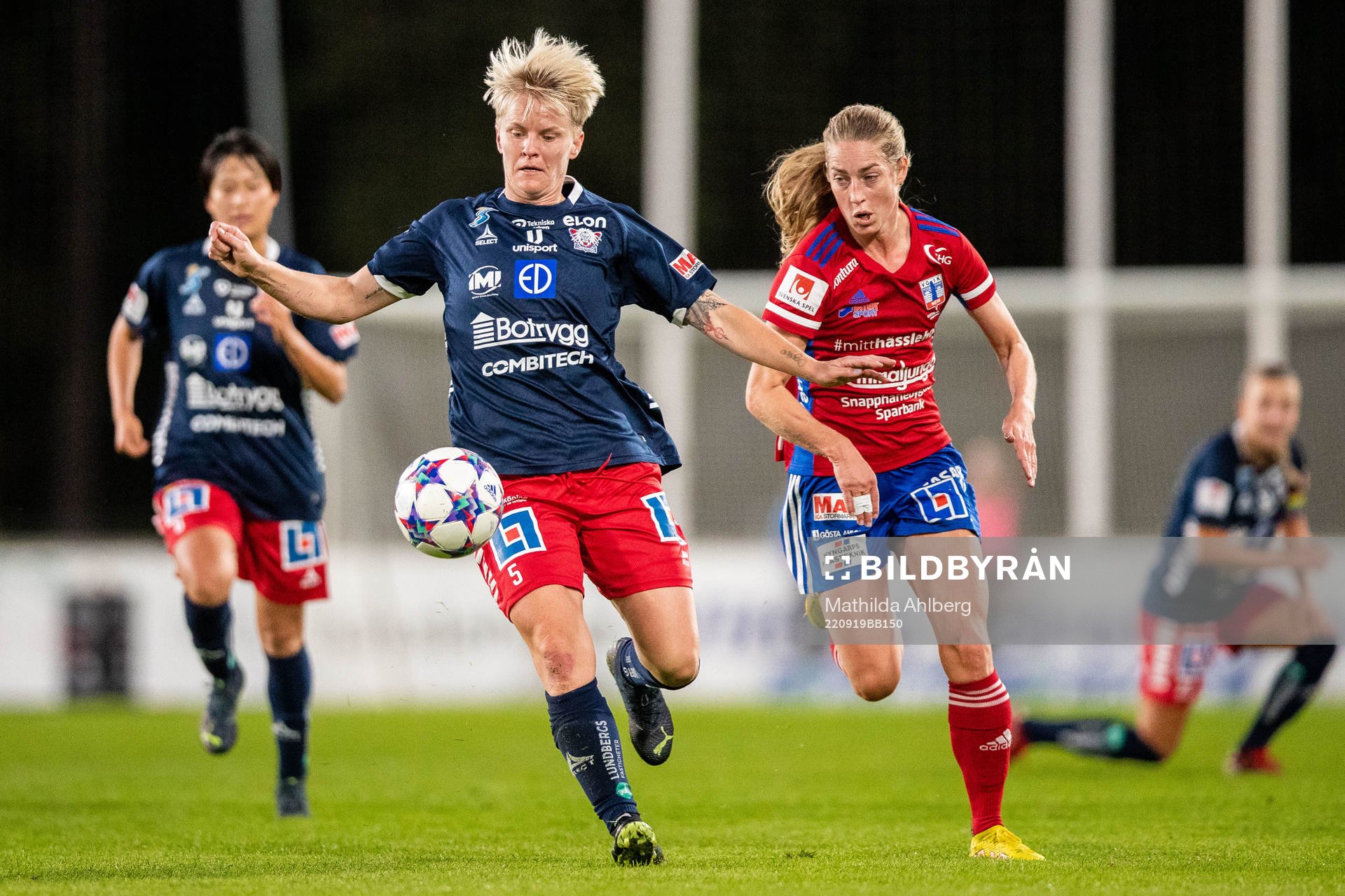 Linköpings Nilla Fischer och Vittsjös Linda Sällström under fotbollsmatchen i Damallsvenskan mellan Vittsjö och Linköping den 19 september 2022 i Vittsjö.