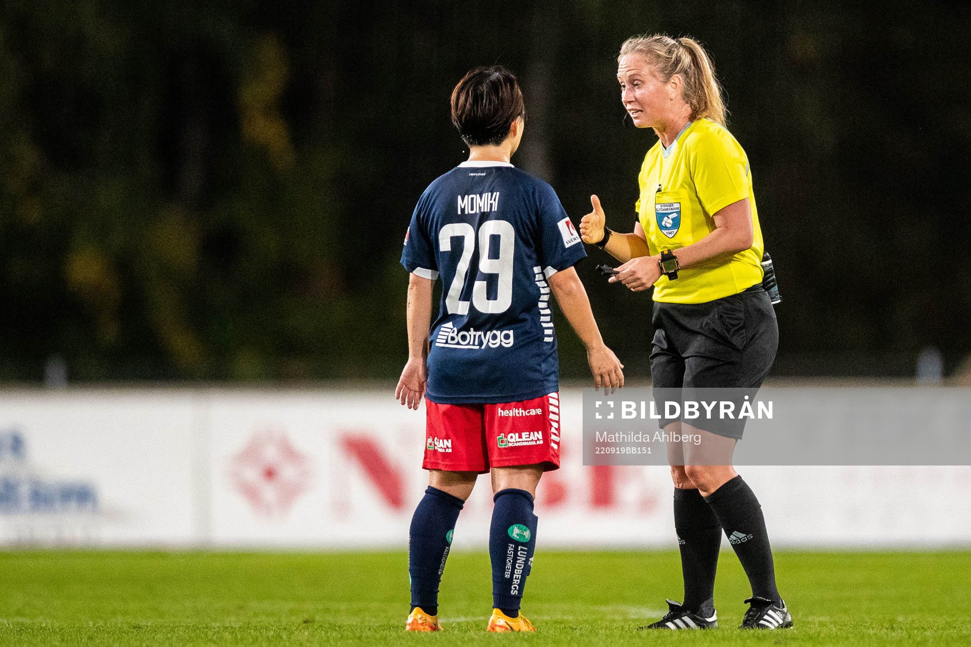Linköpings Yuka Momiki och domare Sandra Almkvist