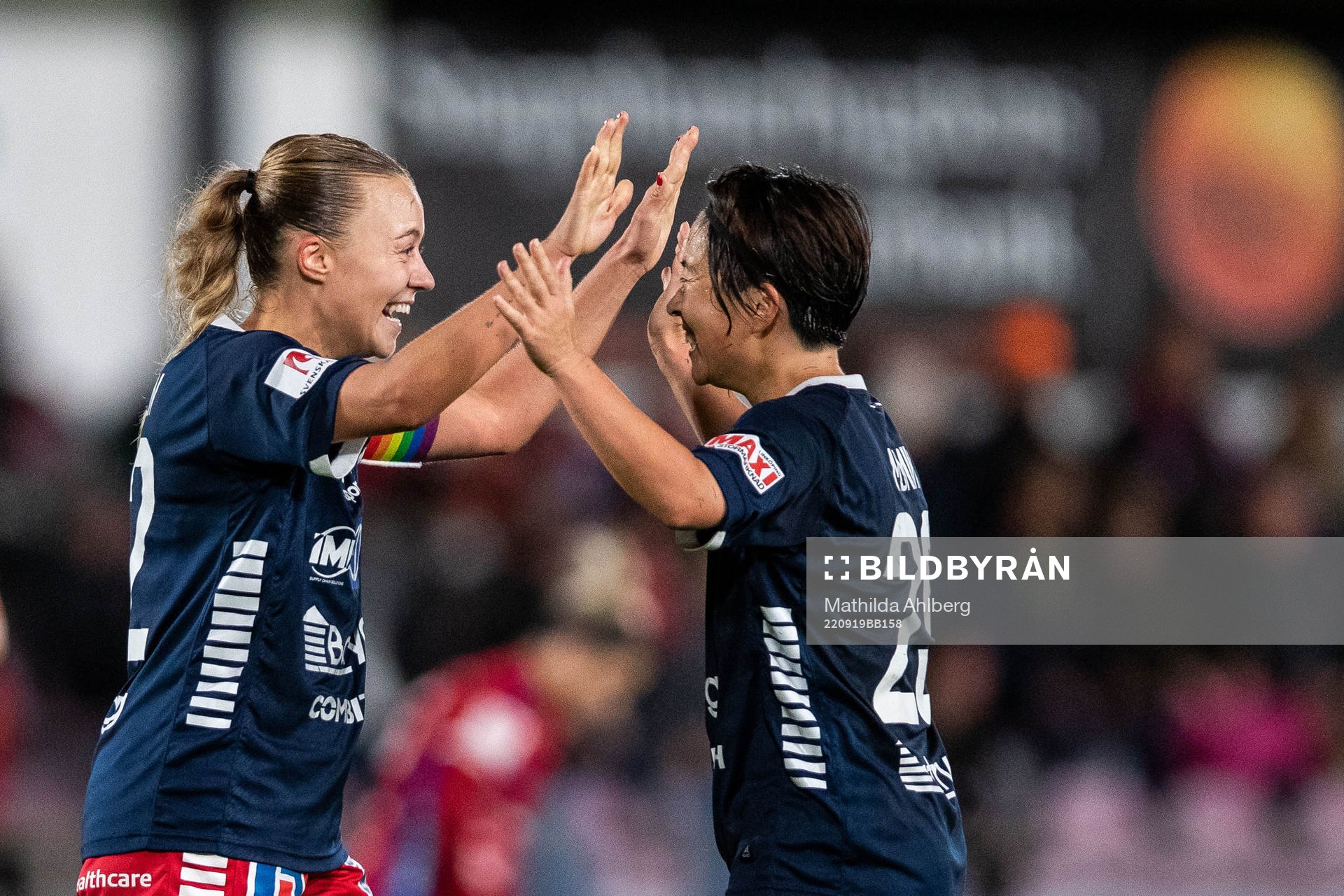 Linköpings Olga Ahtinen och Yuka Momiki jublar
