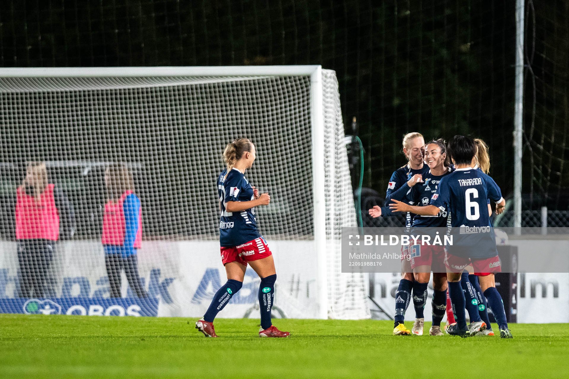 Linköpings Michelle De Jongh jublar med lagkamrater efter 1-1 under fotbollsmatchen i Damallsvenskan mellan Vittsjö och Linköping den 19 september 2022 i Vittsjö.