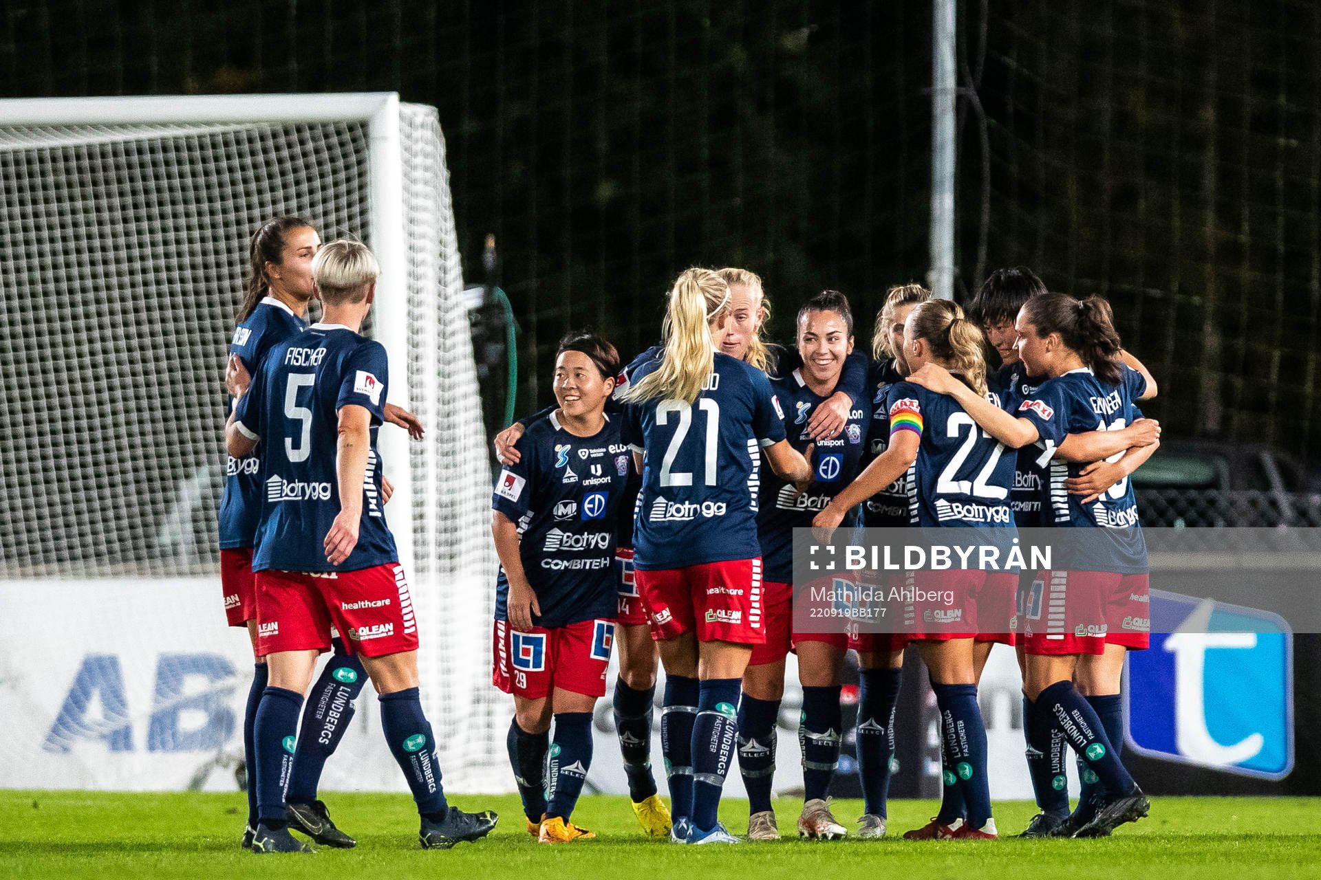Linköpings Michelle De Jongh jublar med lagkamrater efter 1-1 under fotbollsmatchen i Damallsvenskan mellan Vittsjö och Linköping den 19 september 2022 i Vittsjö.
