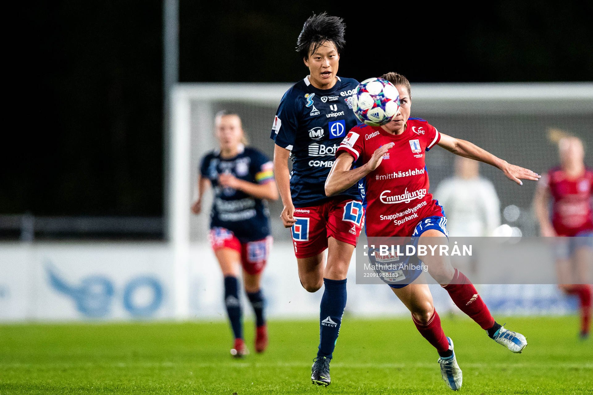 Linköpings Saori Takarada och Vittsjös Clara Markstedt under fotbollsmatchen i Damallsvenskan mellan Vittsjö och Linköping den 19 september 2022 i Vittsjö.