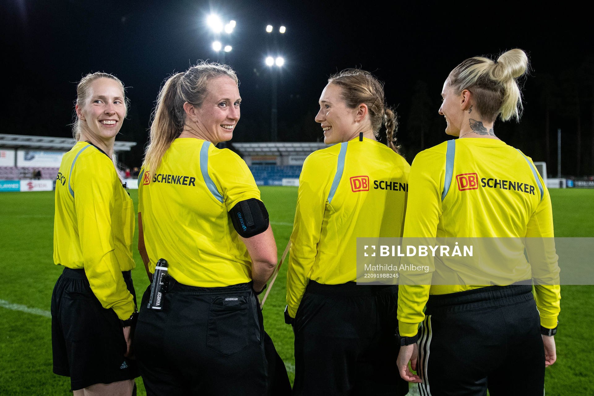 Assisterande domare Viktoria Månsson, domare Sandra Almkvist, assisterande domare Ida Kellström och fjärdedomaren Isabelle Svensson under fotbollsmatchen i Damallsvenskan mellan Vittsjö och Linköping den 19 september 2022 i Vittsjö.