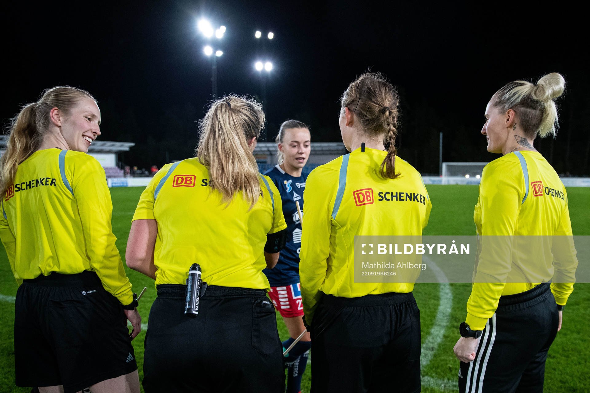 Assisterande domare Viktoria Månsson, domare Sandra Almkvist, assisterande domare Ida Kellström och fjärdedomaren Isabelle Svensson tackar Linköpings Olga Ahtinen efter fotbollsmatchen i Damallsvenskan mellan Vittsjö och Linköping den 19 september 2022 i Vittsjö.