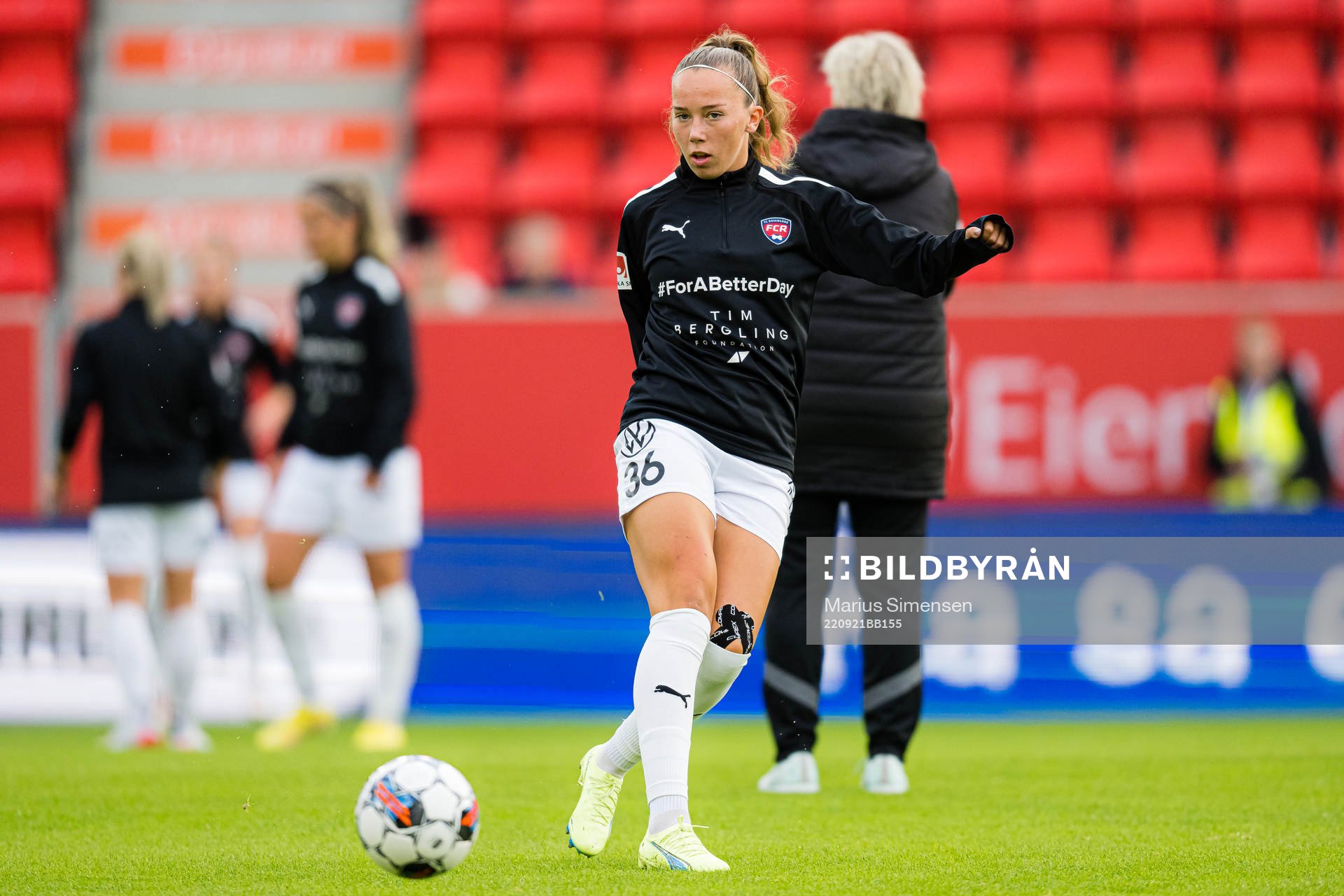 Athinna Persson Lundgren of Rosengård warms up