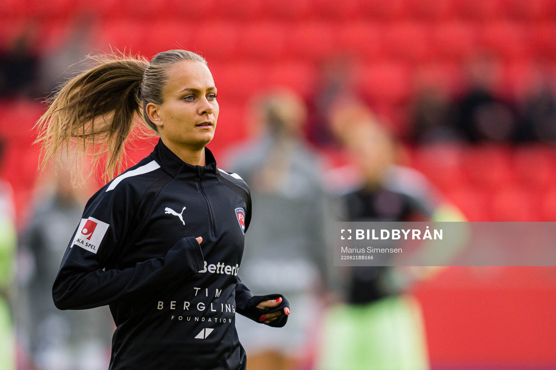 Frederikke Thøgersen  of Rosengård warms up