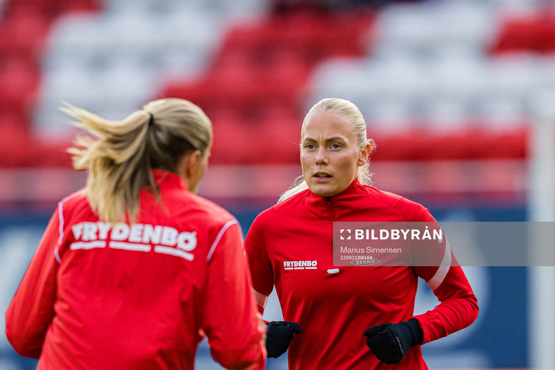 Guro Bergsvand of Brann warms up