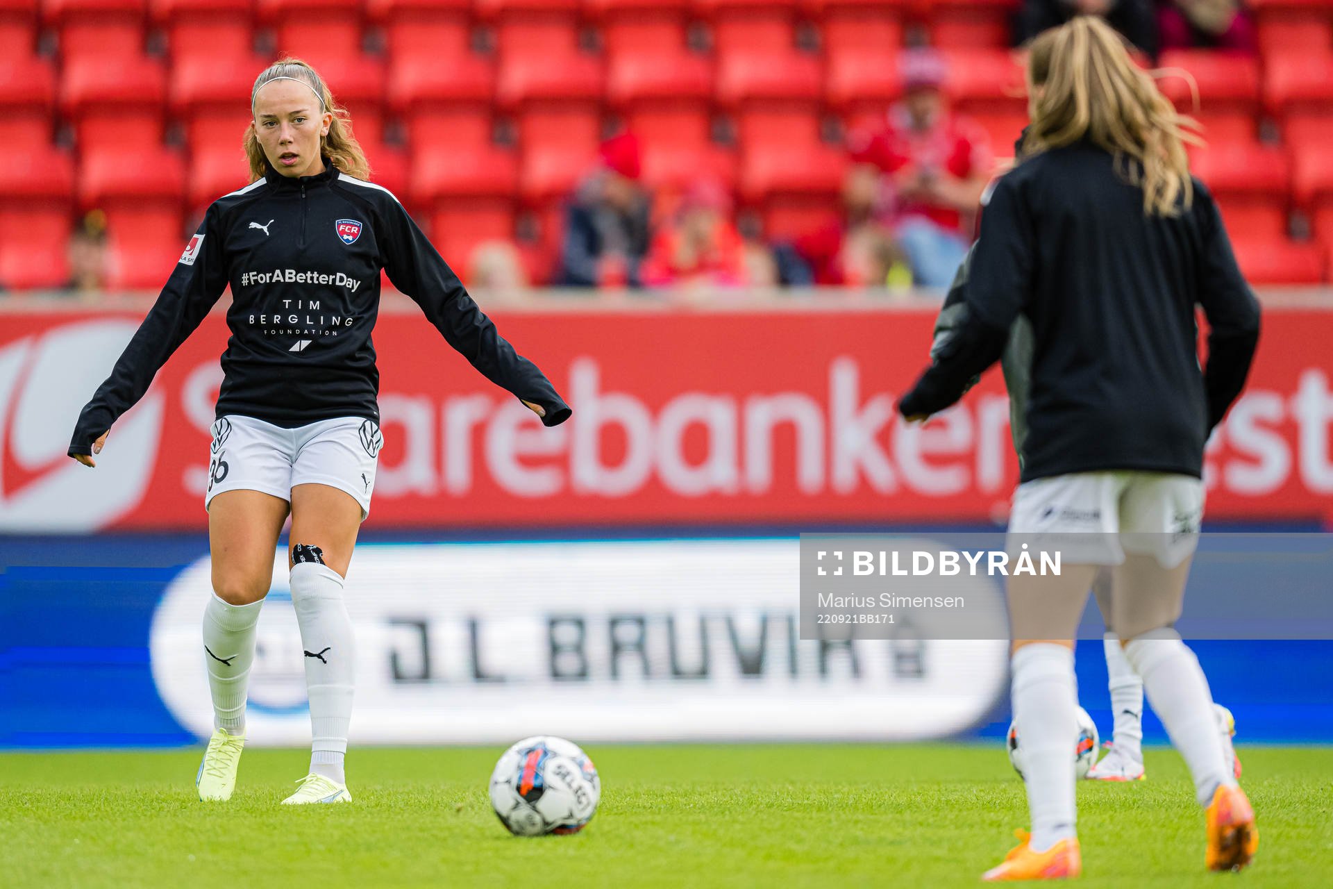 Athinna Persson Lundgren of Rosengård warms up