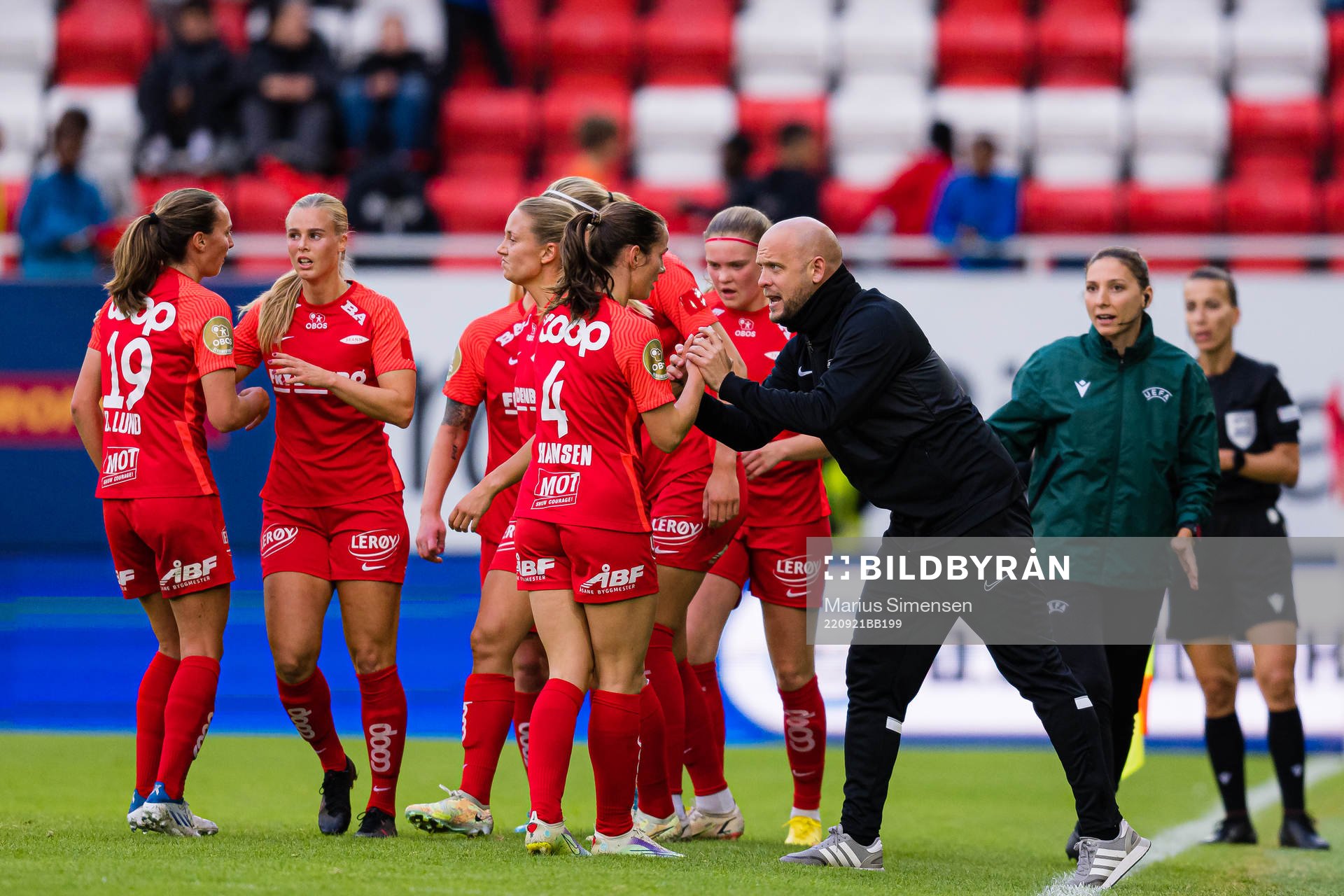 Tuva Hansen of Brann and Olli Harder, head coach of Brann
