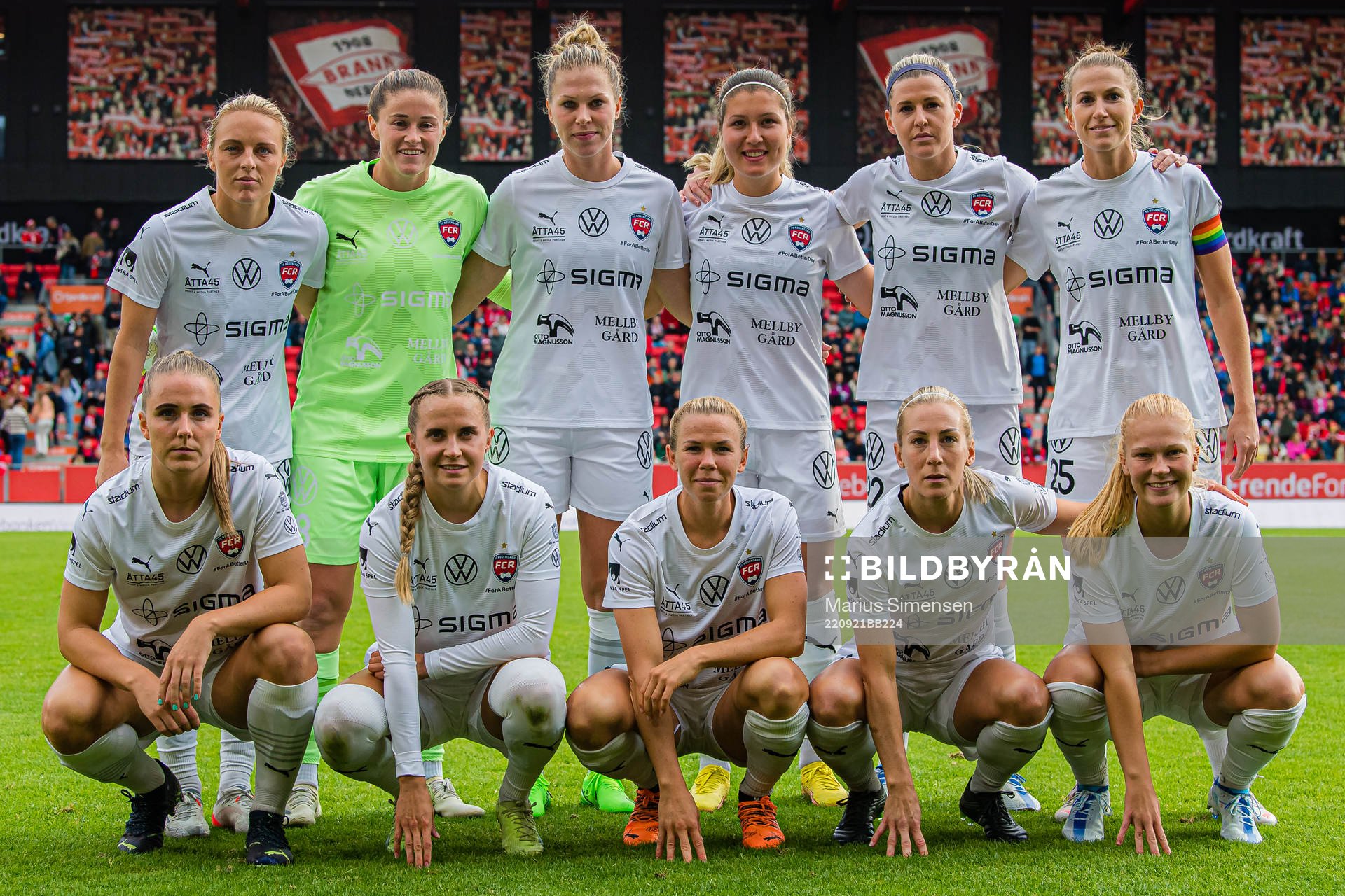 Players of Rosengård poses for a team group photo