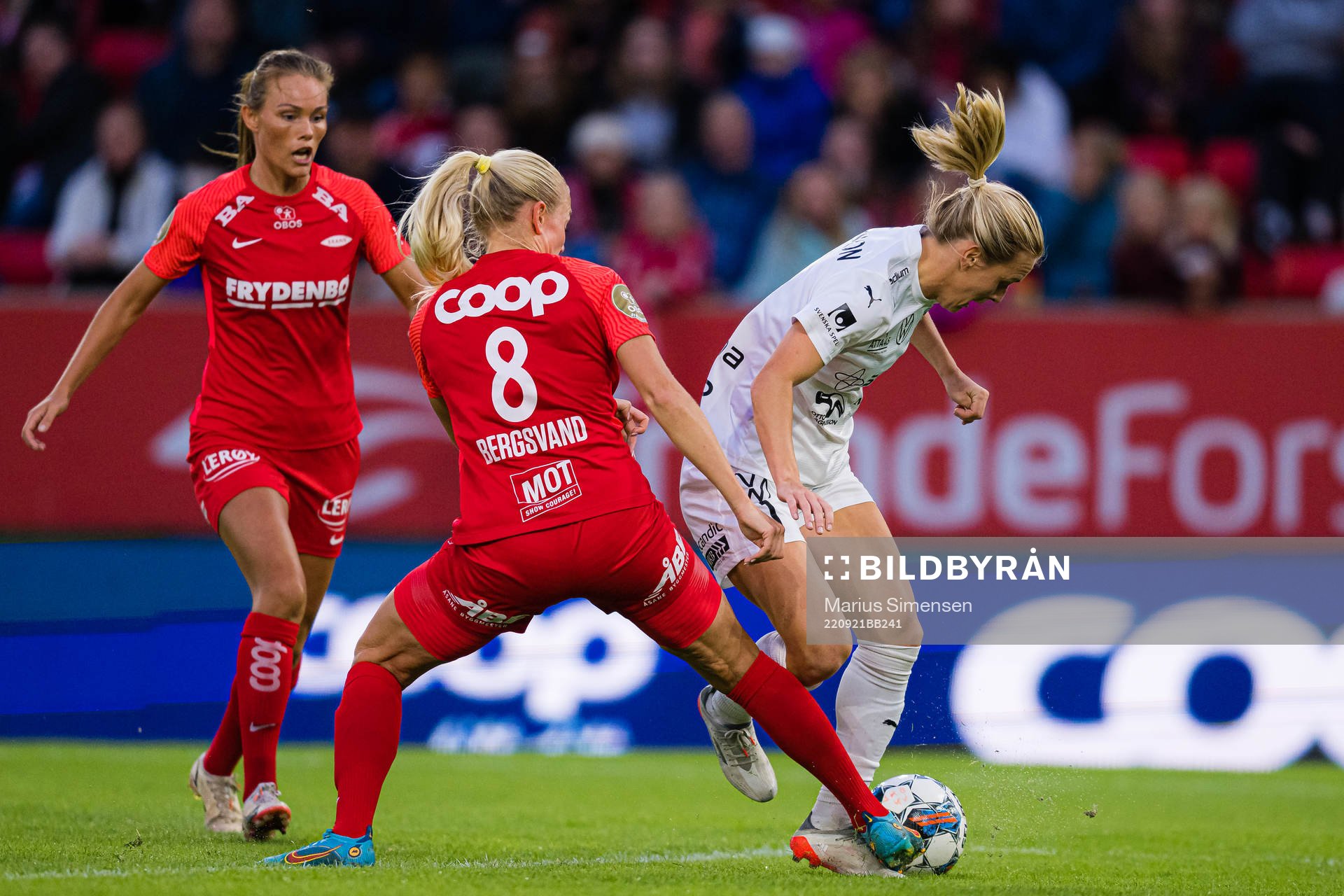 Guro Bergsvand of Brann and Mimmi Larsson of Rosengård