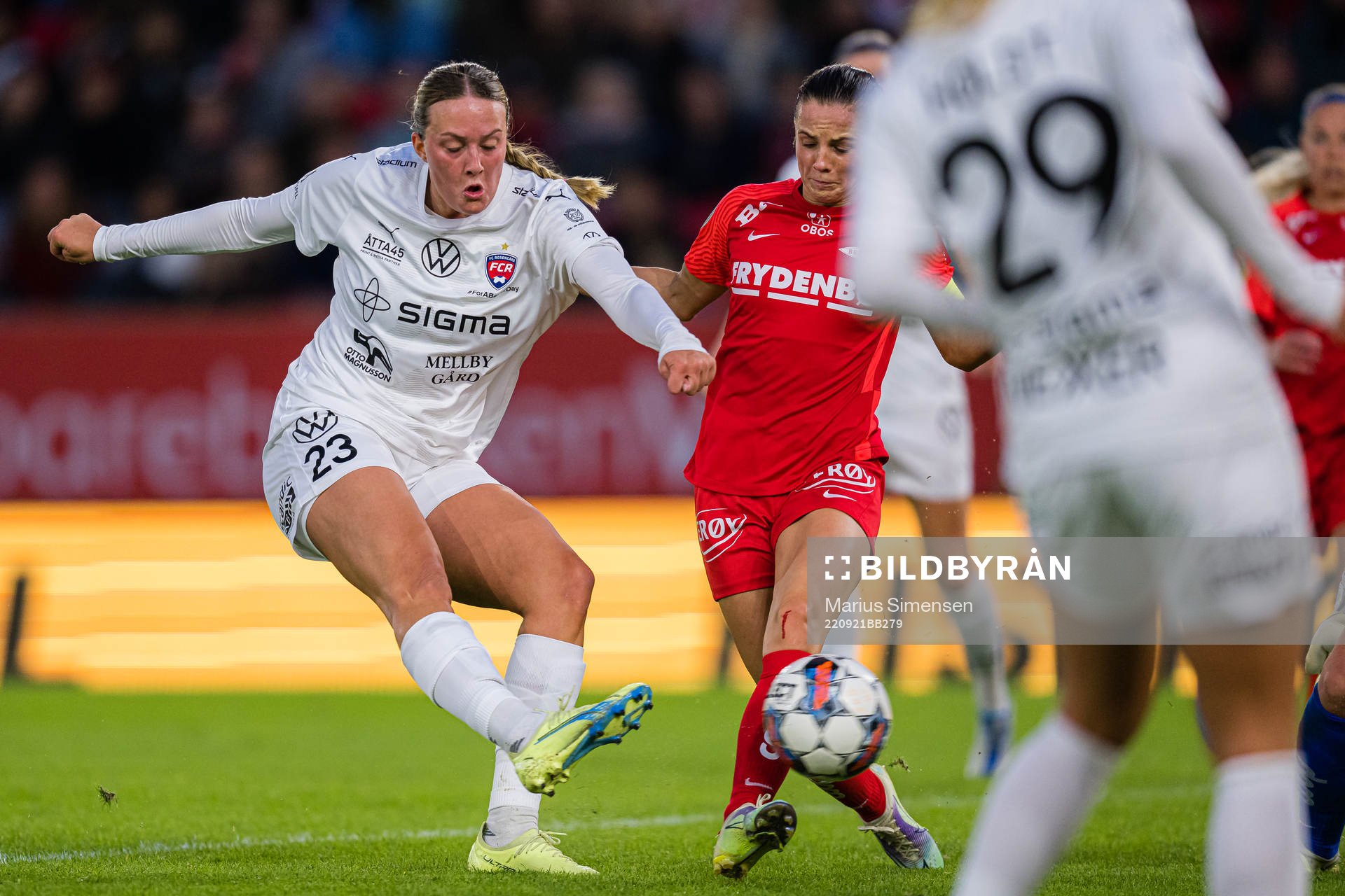 Stefanie Sanders of Rosengård misses a chance to score