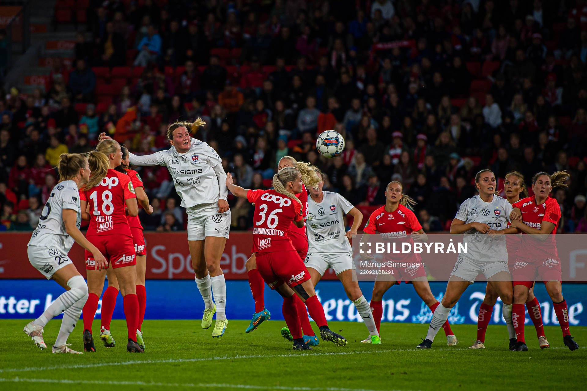 Stefanie Sanders of Rosengård misses a chance to score