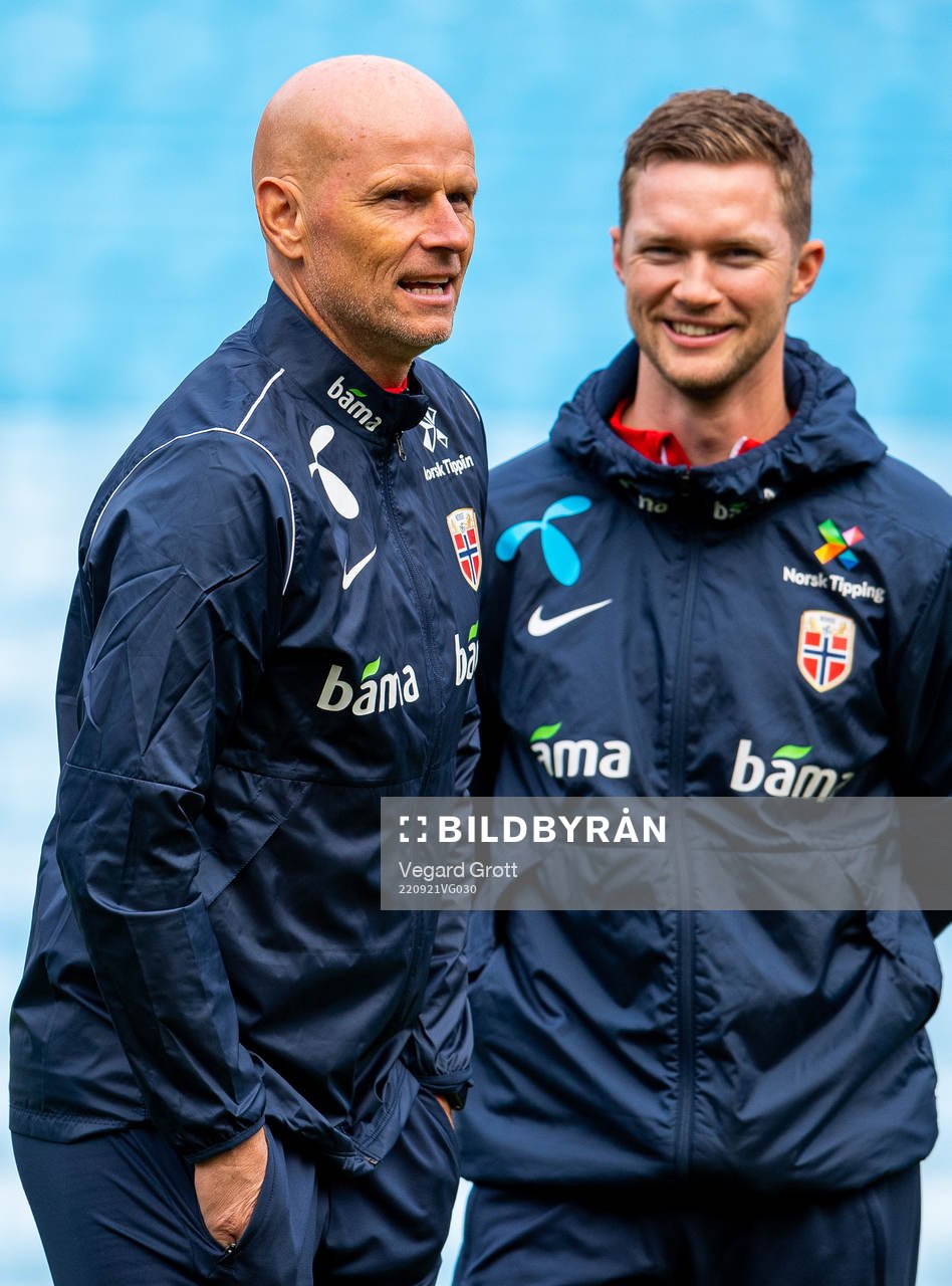 Ståle Solbakken, head coach of the Norwegian national football team, and Pål Fjelde, tactical statistician, during a training session on September 21, 2022 in Oslo.