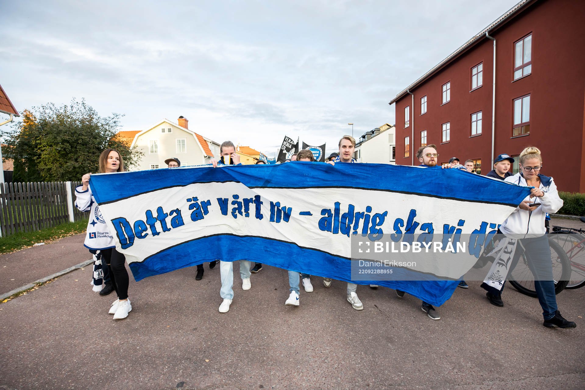 Leksands fansen på väg till Tegera Arena innan