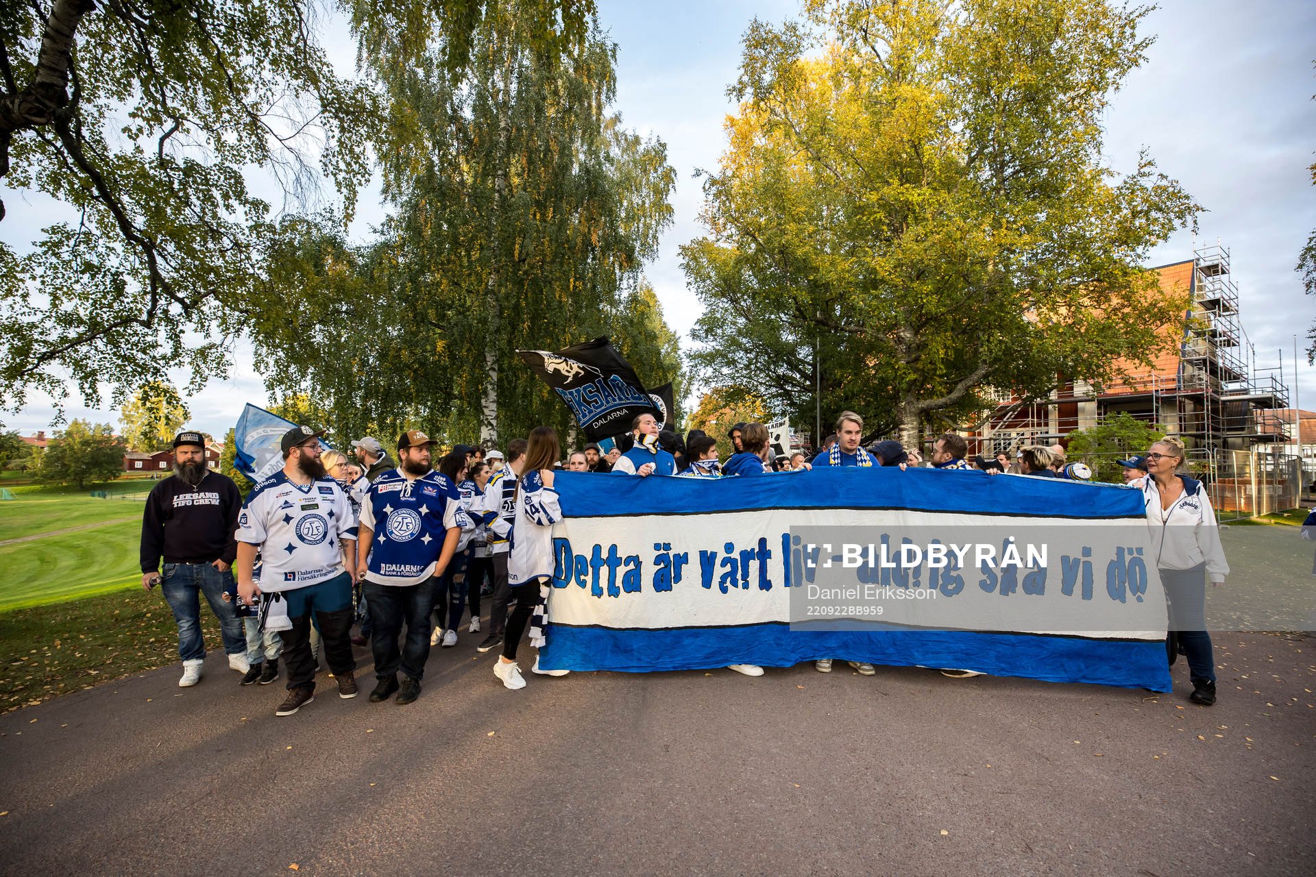 Leksands fansen på väg till Tegera Arena innan