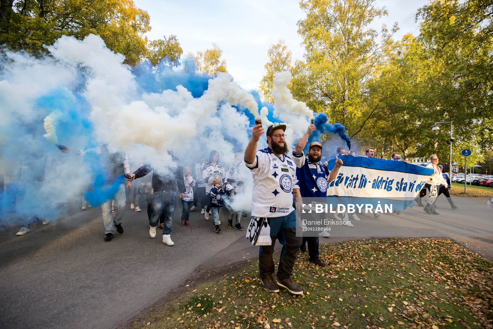 Leksands fansen på väg till Tegera Arena innan