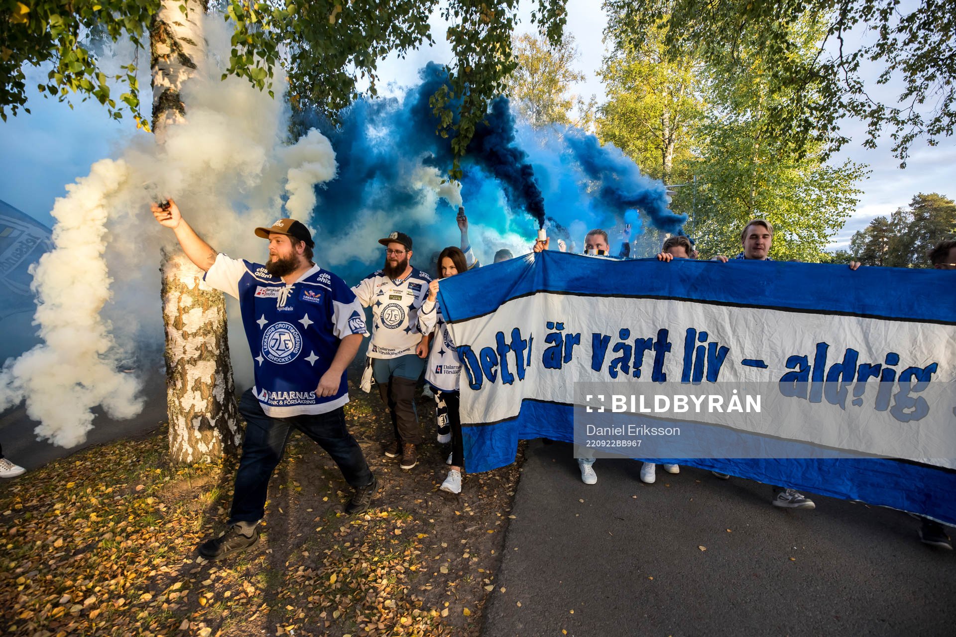 Leksands fansen på väg till Tegera Arena innan