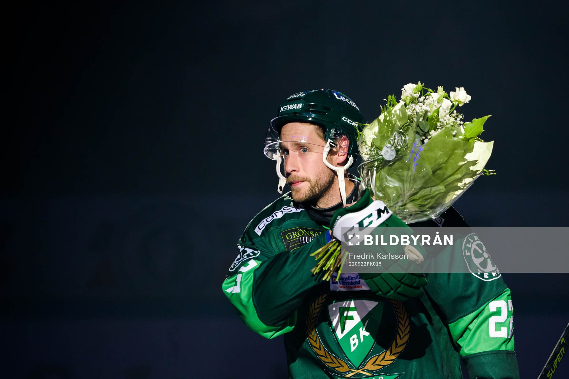 Färjestads Per Åslund får blommor när han firar sin 700