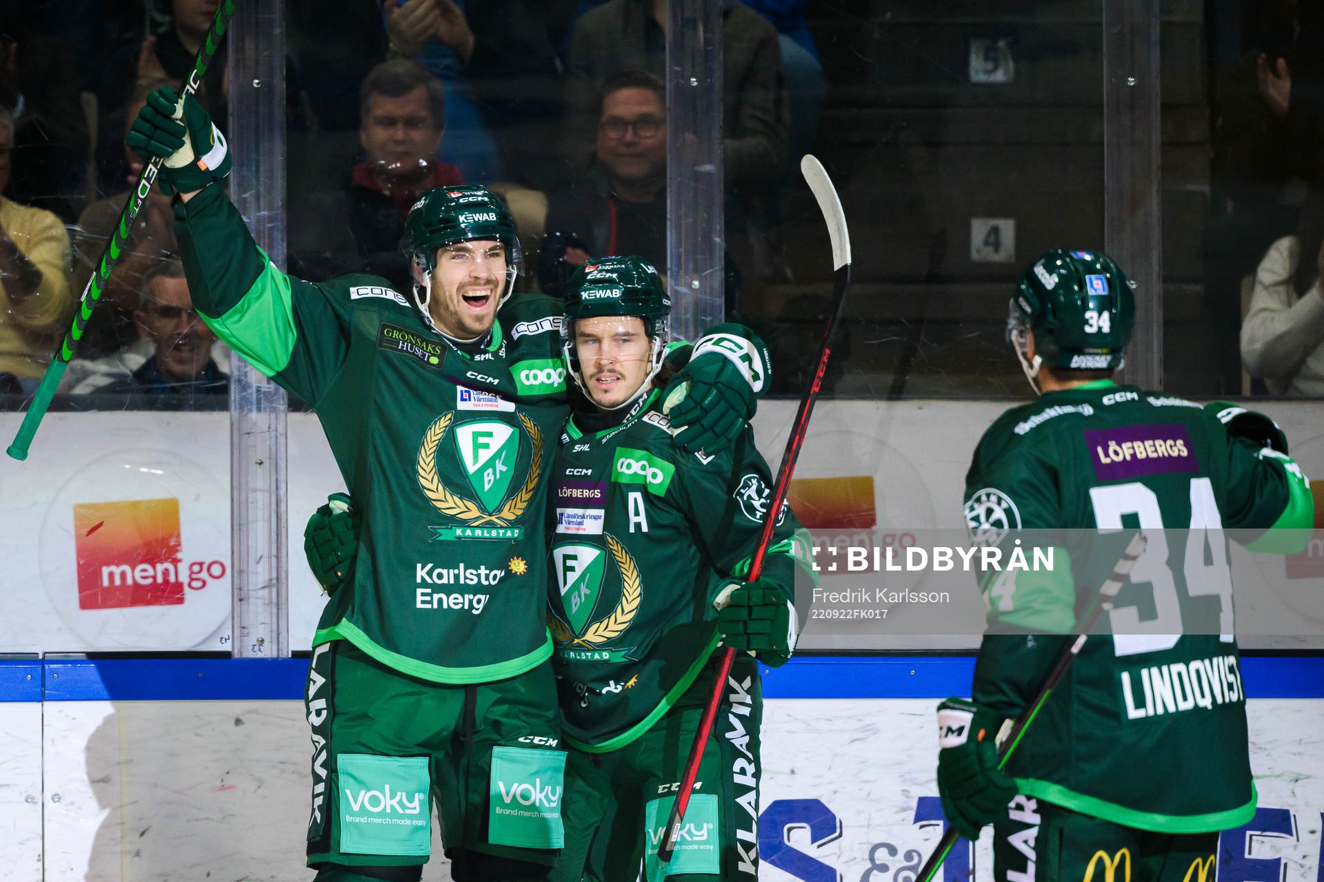 Färjestads August Tornberg jublar med Joakim Nygård