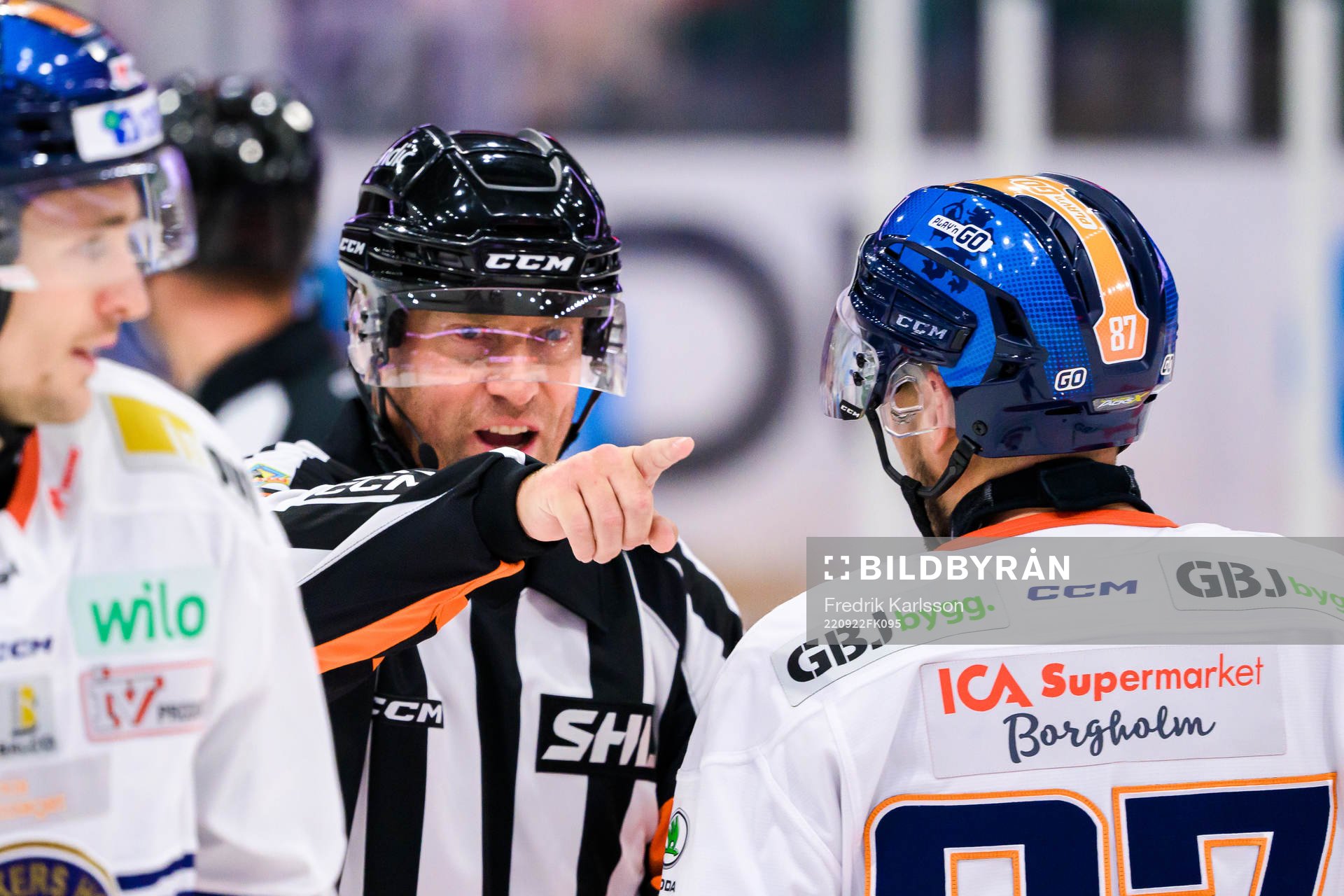 Domare Sören Persson i samtal med Växjös Robert Rosén