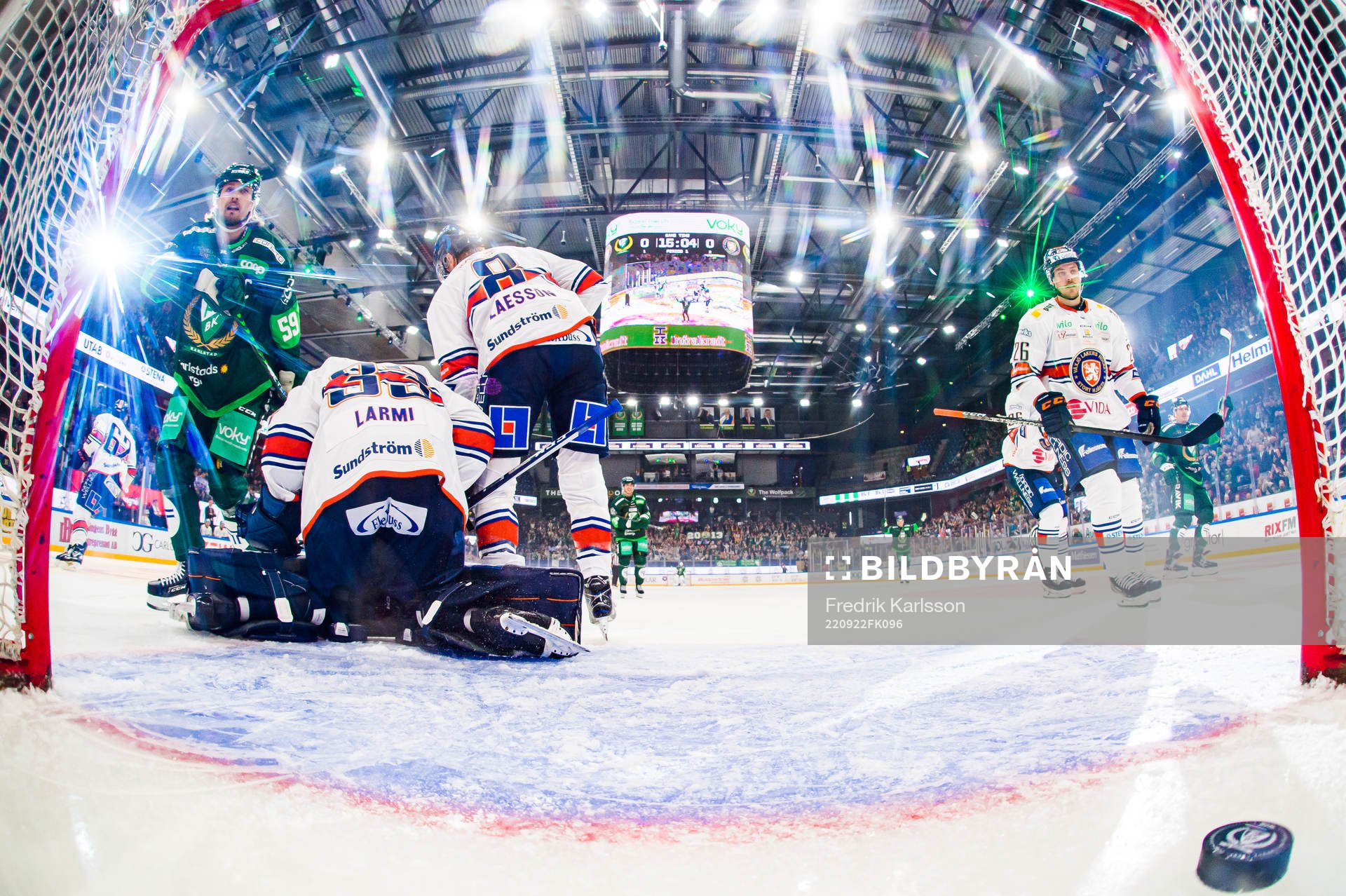 En puck i mål bakom Växjös målvakt Emil Larmi och
