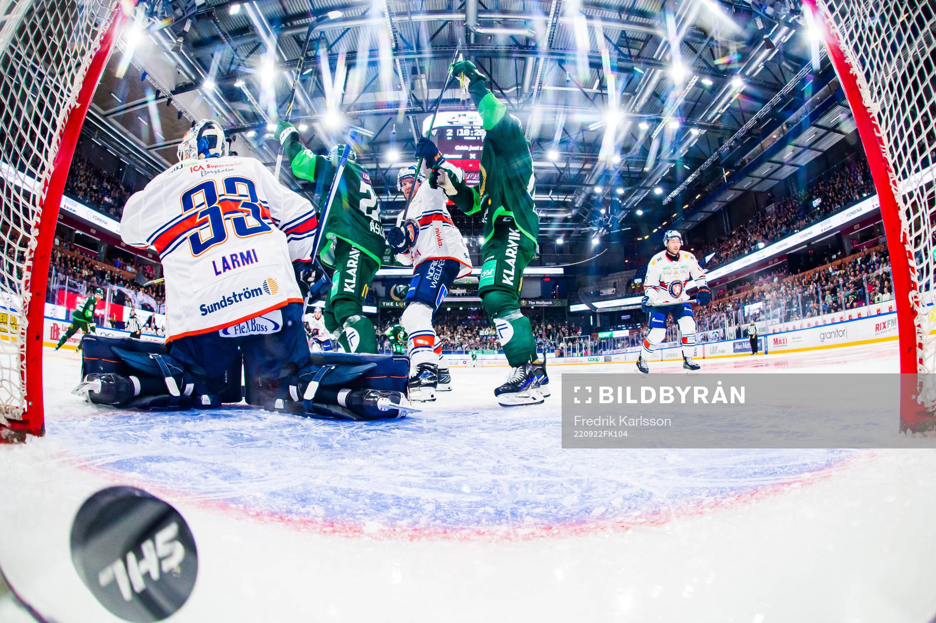 En puck i mål bakom Växjös målvakt Emil Larmi och