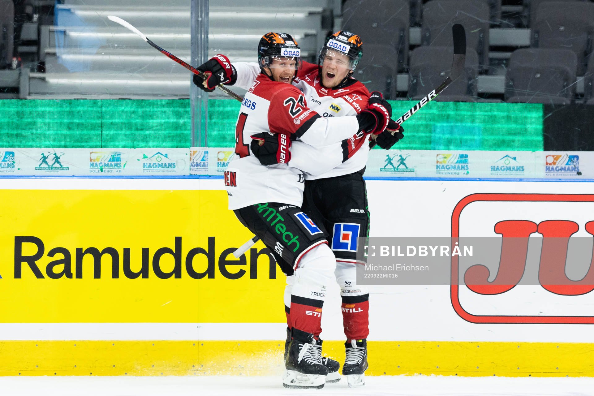 Örebros William Wikman jublar ihop med Jani Lajunen
