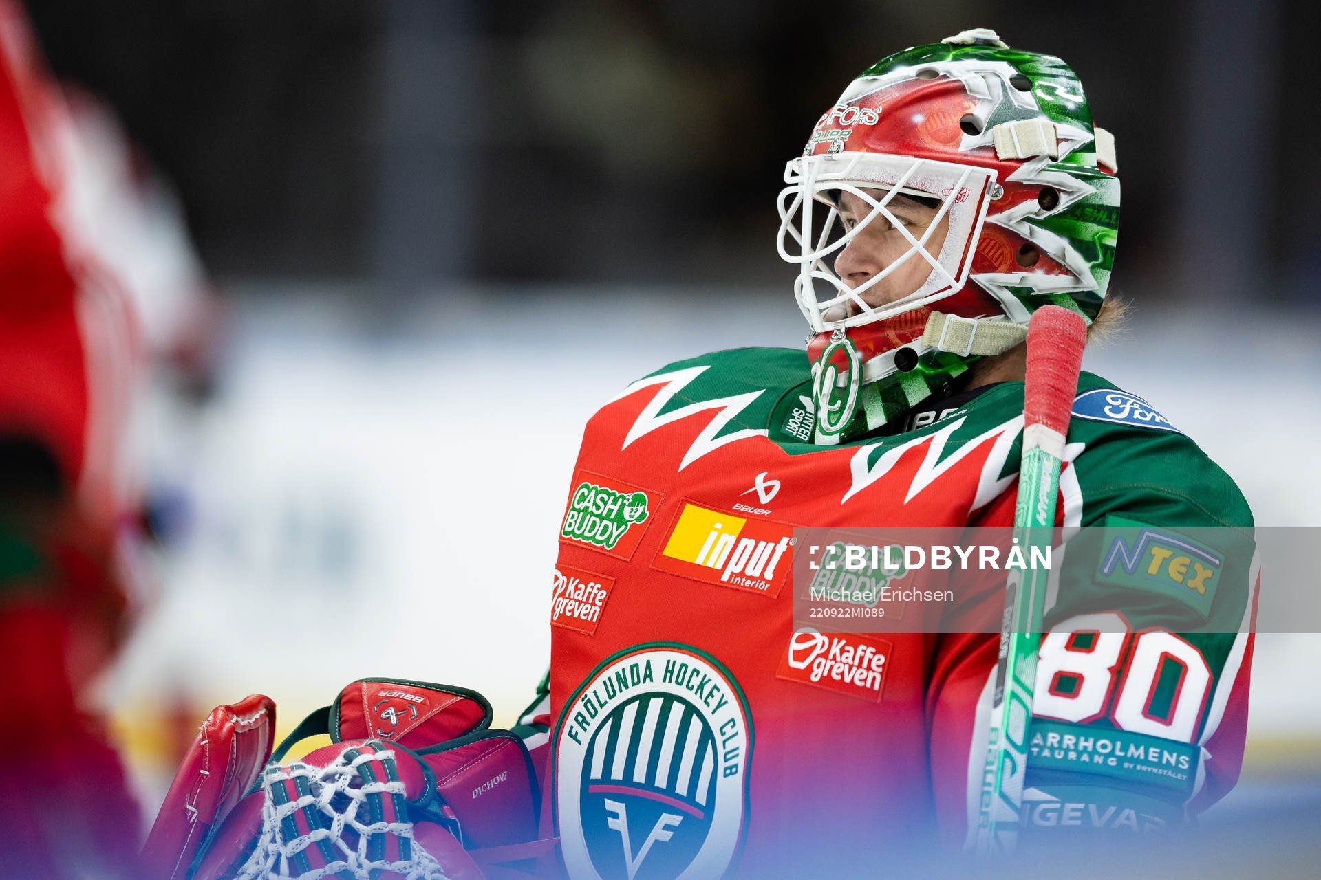 Frölundas målvakt Frederik Dichow innan  ishockeymatchen