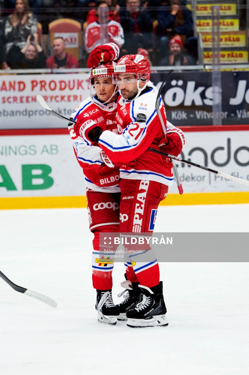 Timrås Nicholas Halloran och Joseph Laleggia jublar