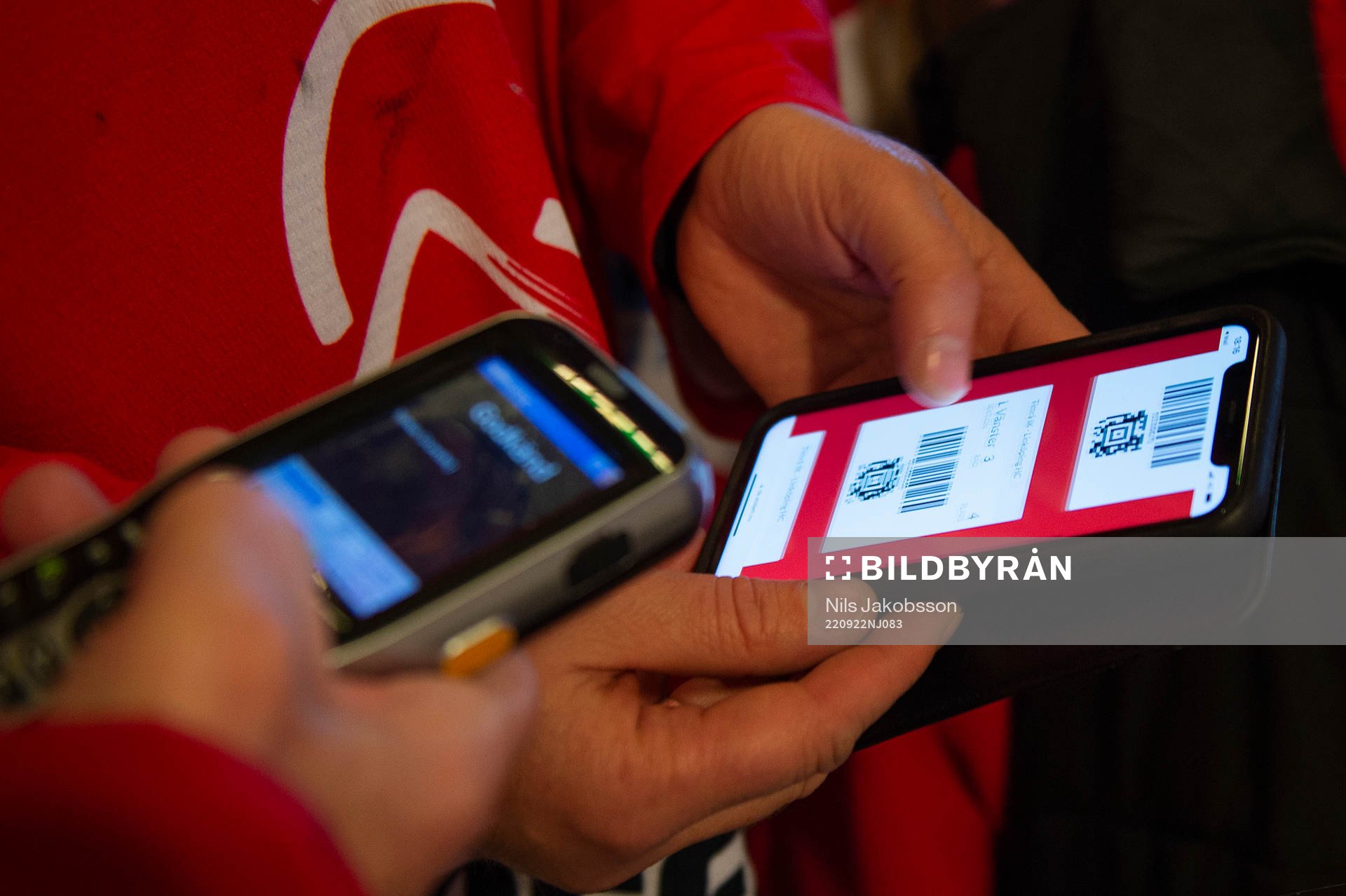 Biljetter scannas innan ishockeymatchen i SHL mellan Timrå