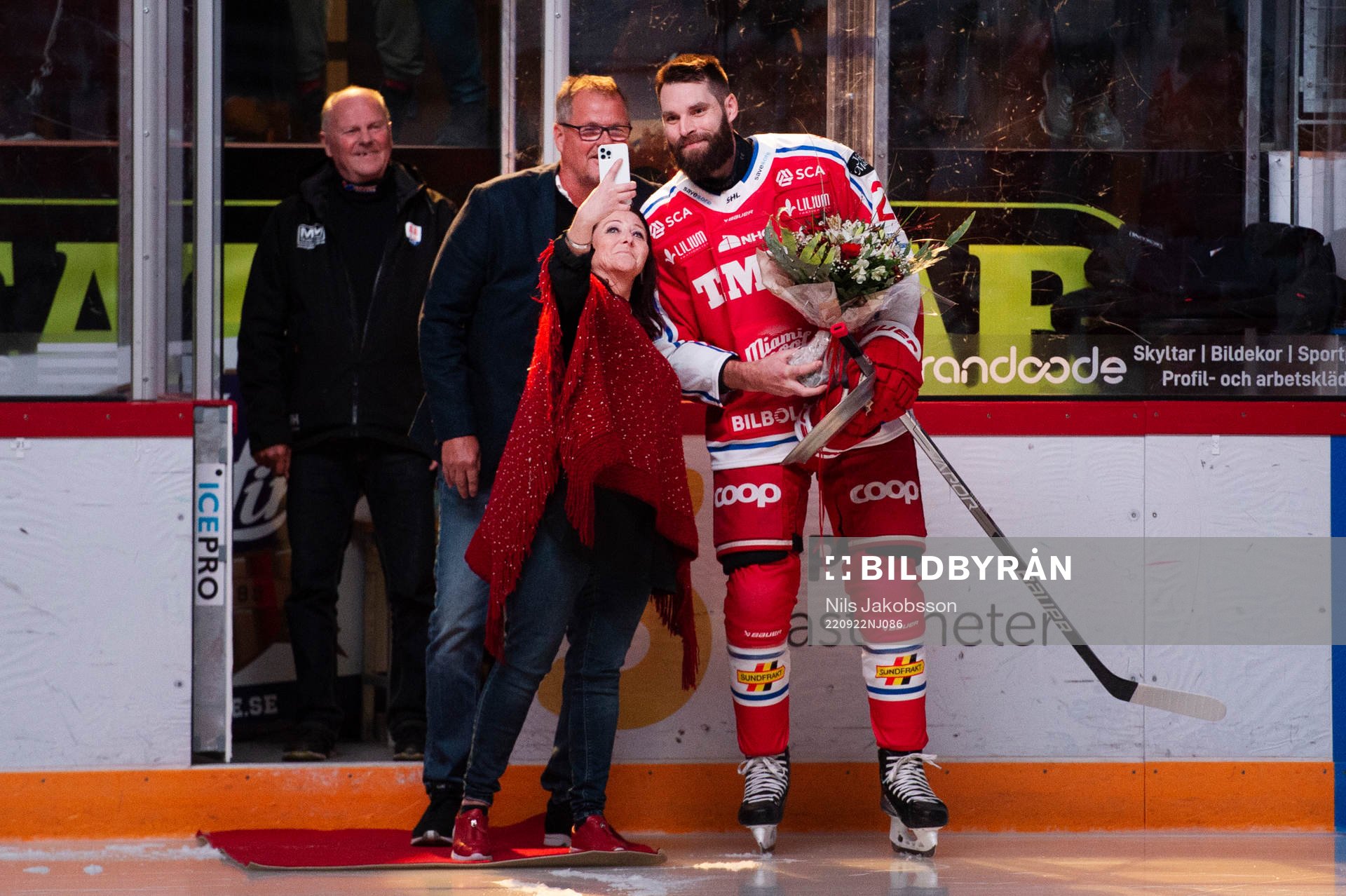 Timrås Per Svensson tar emot Arne Öbergs minnespris innan